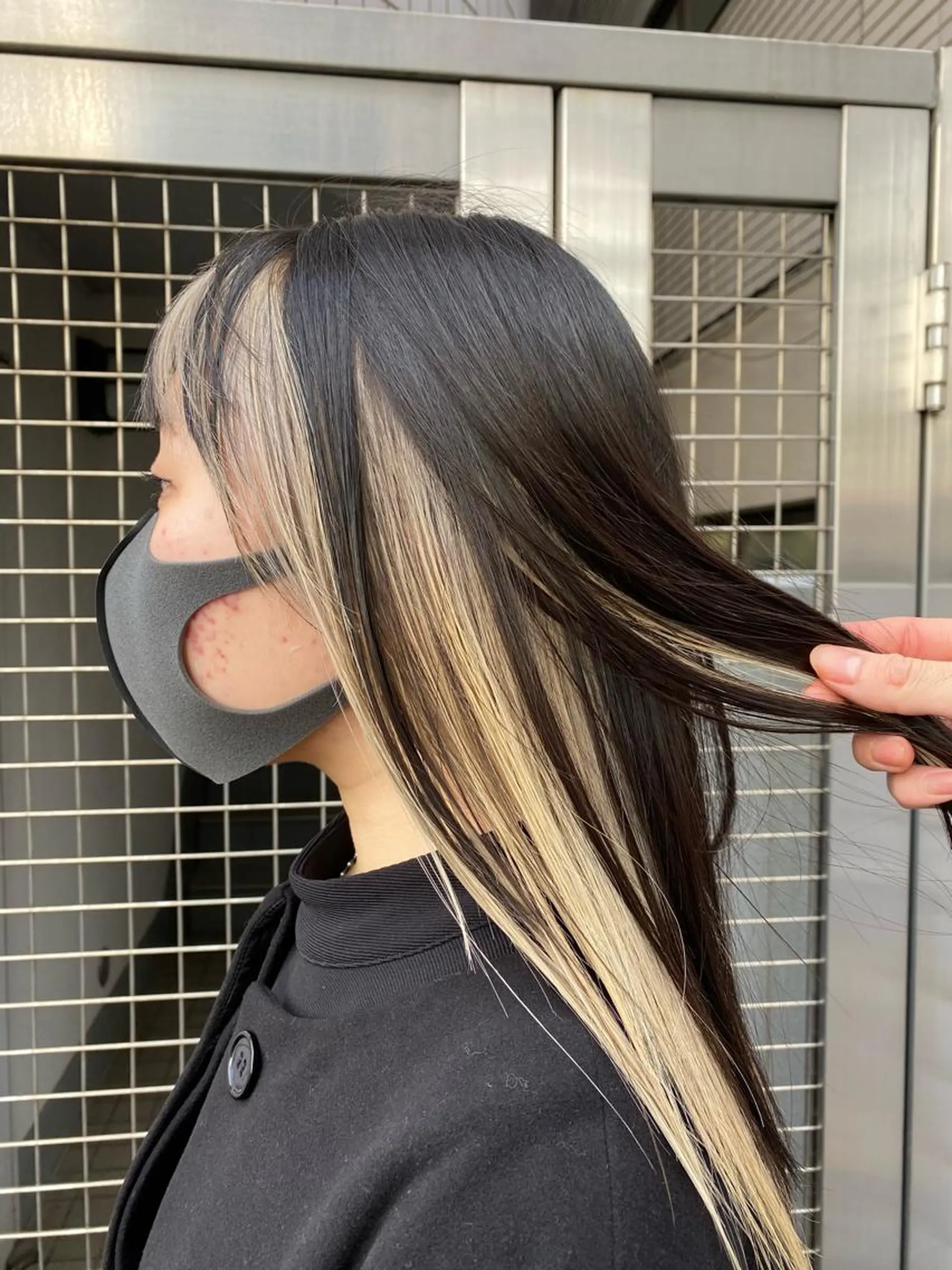 ロング カラー ブリーチ ハイトーンカラー レイヤーカット/ 前髪顔周りカットのヘアスタイル