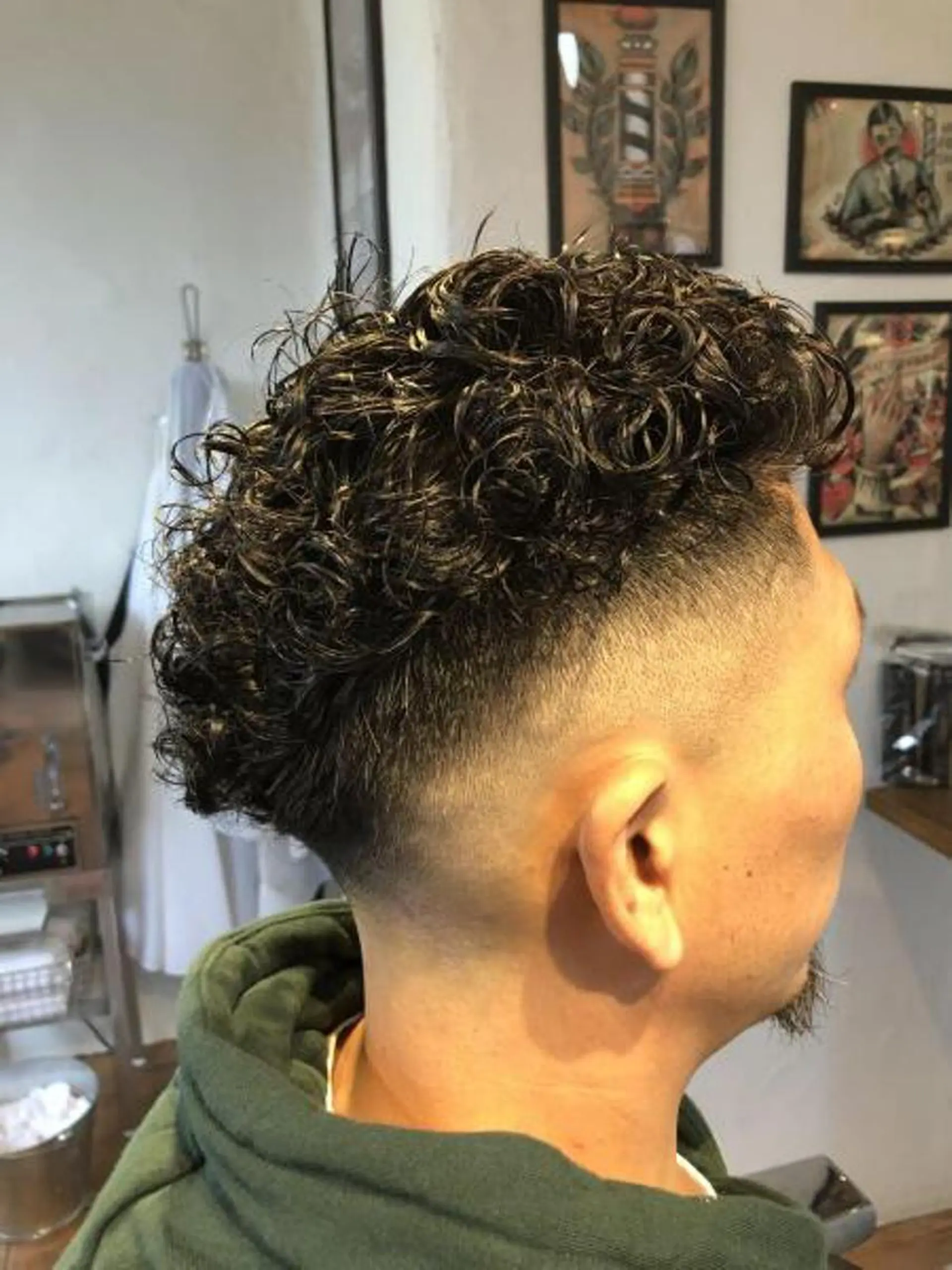 ショート パーマ メンズ フェードカット メンズパーマ スキンフェード カット パーマ 冨士川 英樹のヘアスタイル