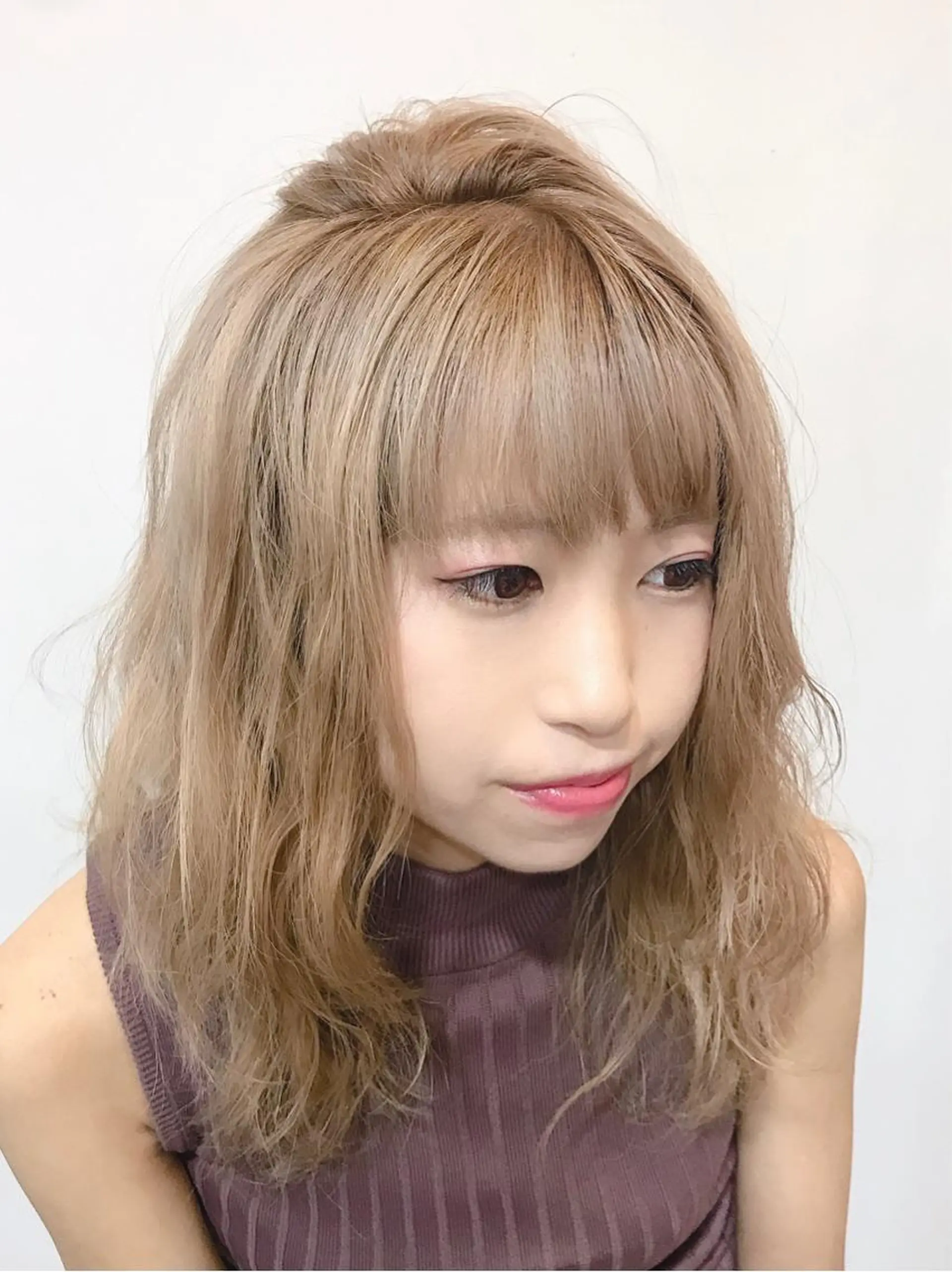 セミロング カラー ブリーチ ハイトーンカラー 予約 停止のヘアスタイル