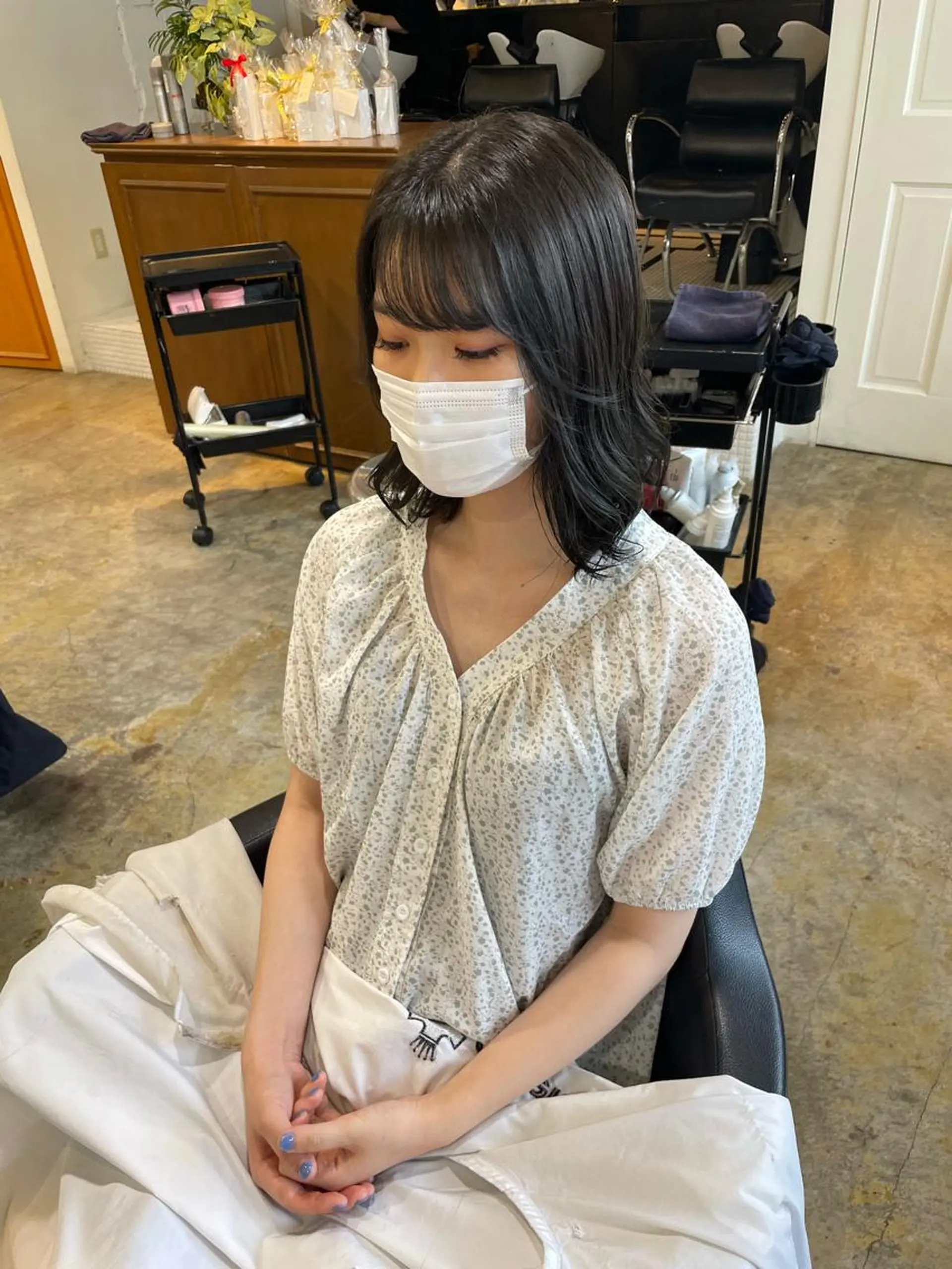 ミディアム カラー ブルーカラー ブルージュ カット ヘアカラー トリートメント MIOベージュカラー 柔らかいカラーのヘアスタイル