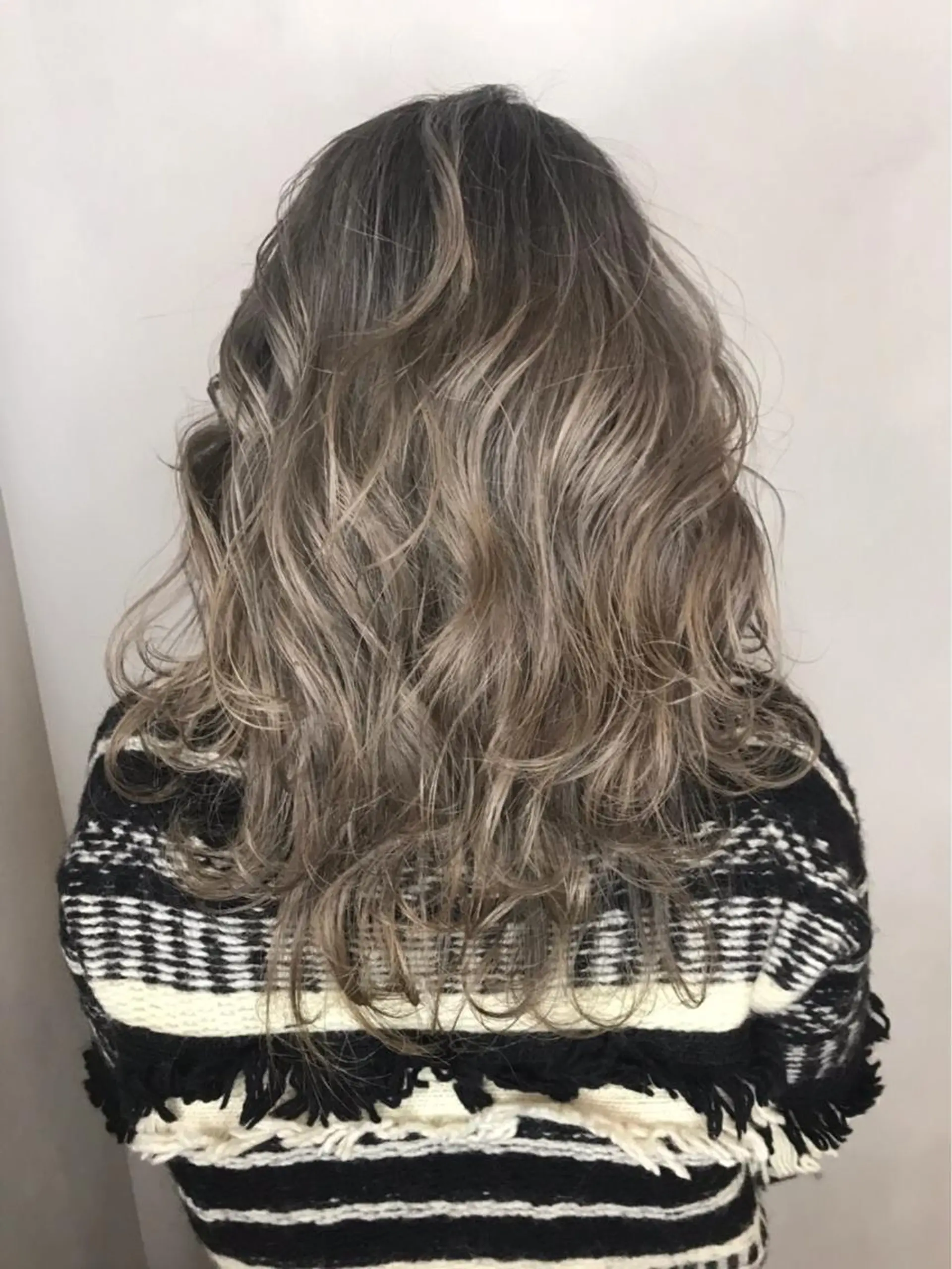 ロング カラー バレイヤージュ グレージュ シルバー レイヤーカット BROCANTE立川 karasawa.nのヘアスタイル