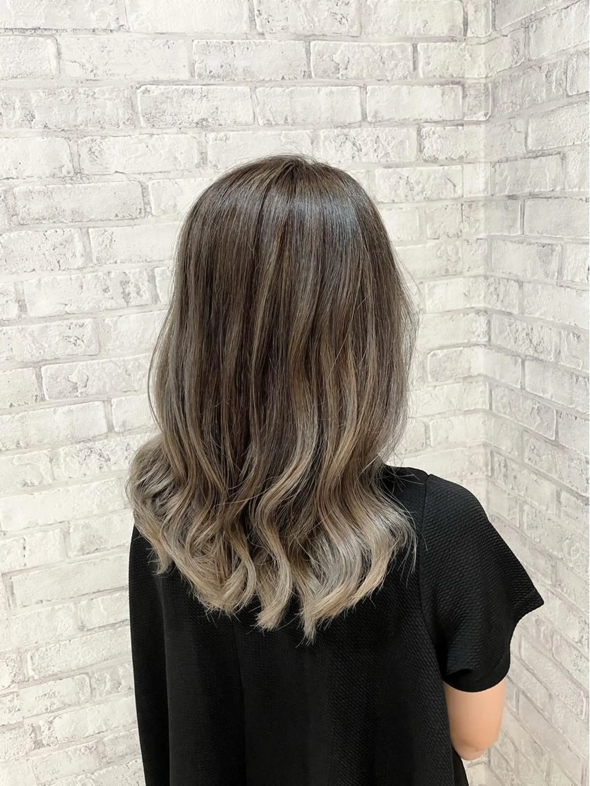 ミディアム カラー ヘアアレンジ バレイヤージュ ブリーチ レイヤーカット ヘアカラー トリートメント 秋山 幸太のヘアスタイル