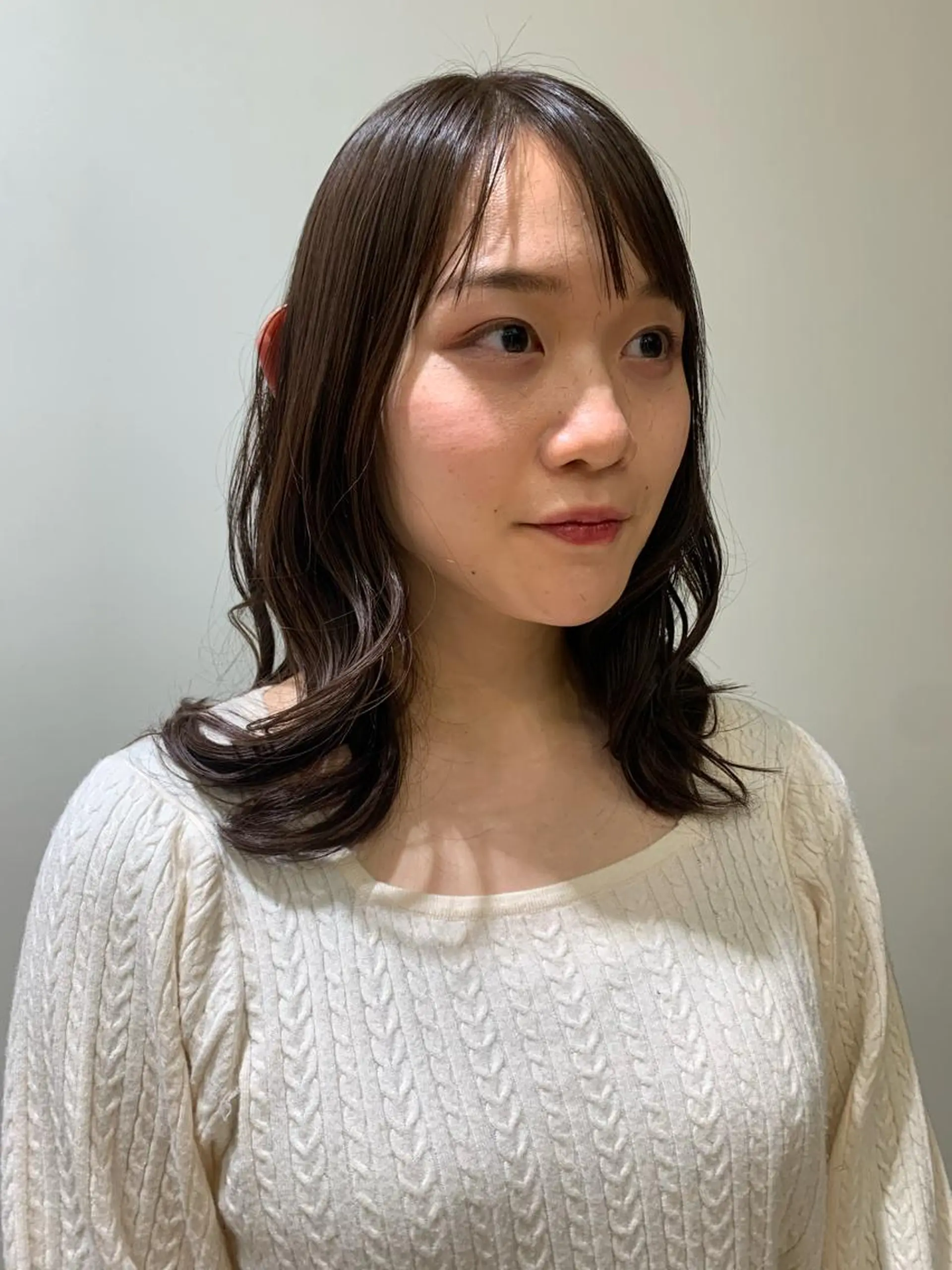 ミディアム アッシュ 片柳 真奈のヘアスタイル