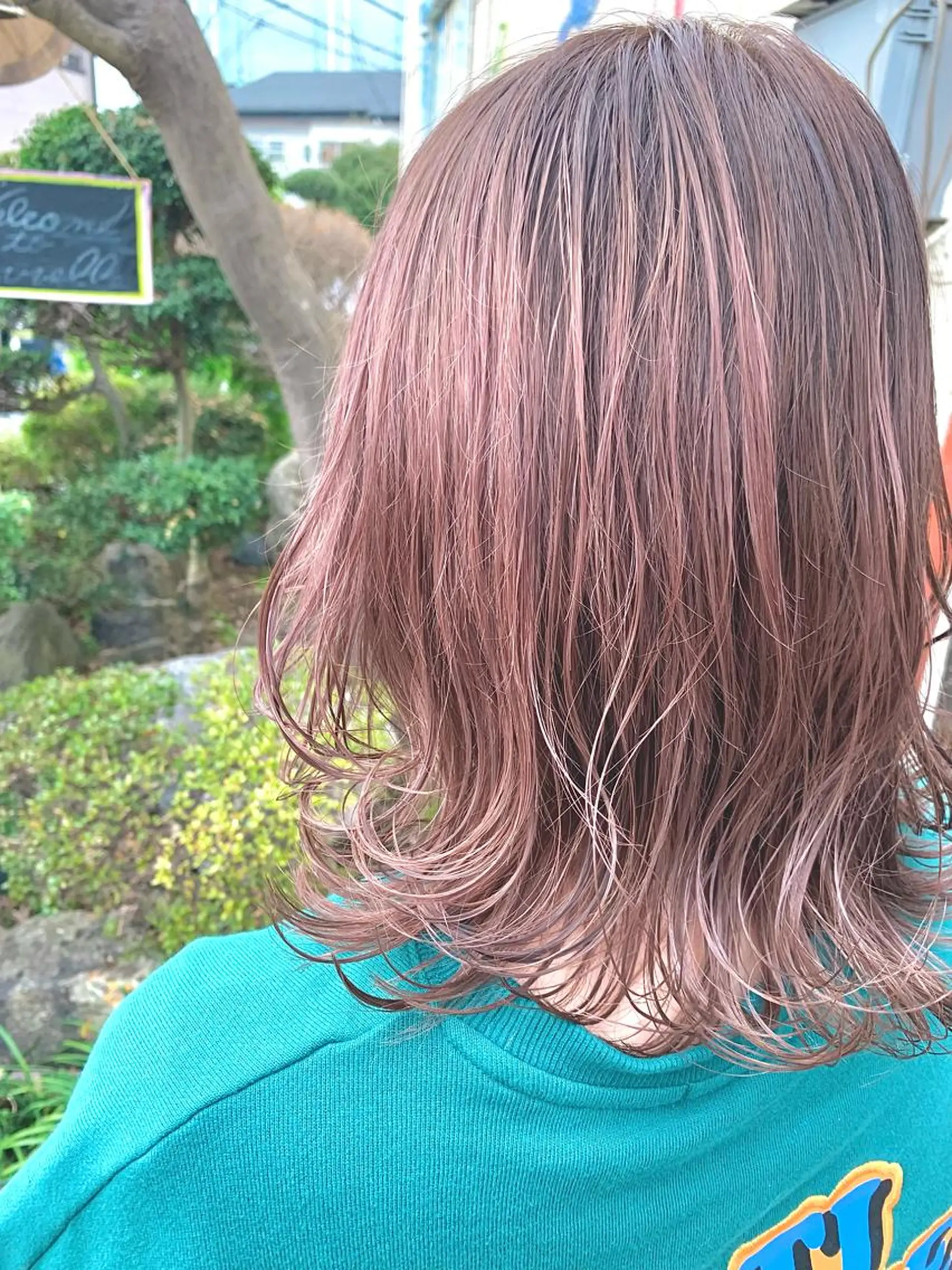 ミディアム 岸田 梓武生のヘアスタイル