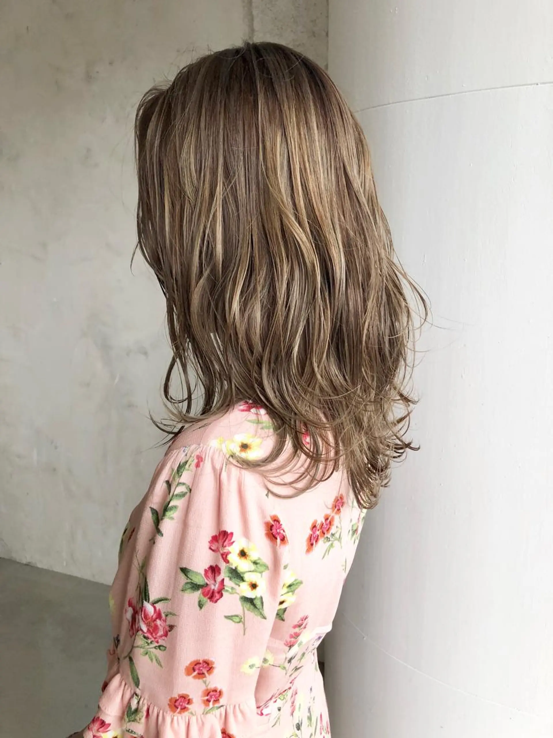 ミディアム 外国人風カラー ハイライト レイヤーカット 小澤大輔 YOLO hairのヘアスタイル
