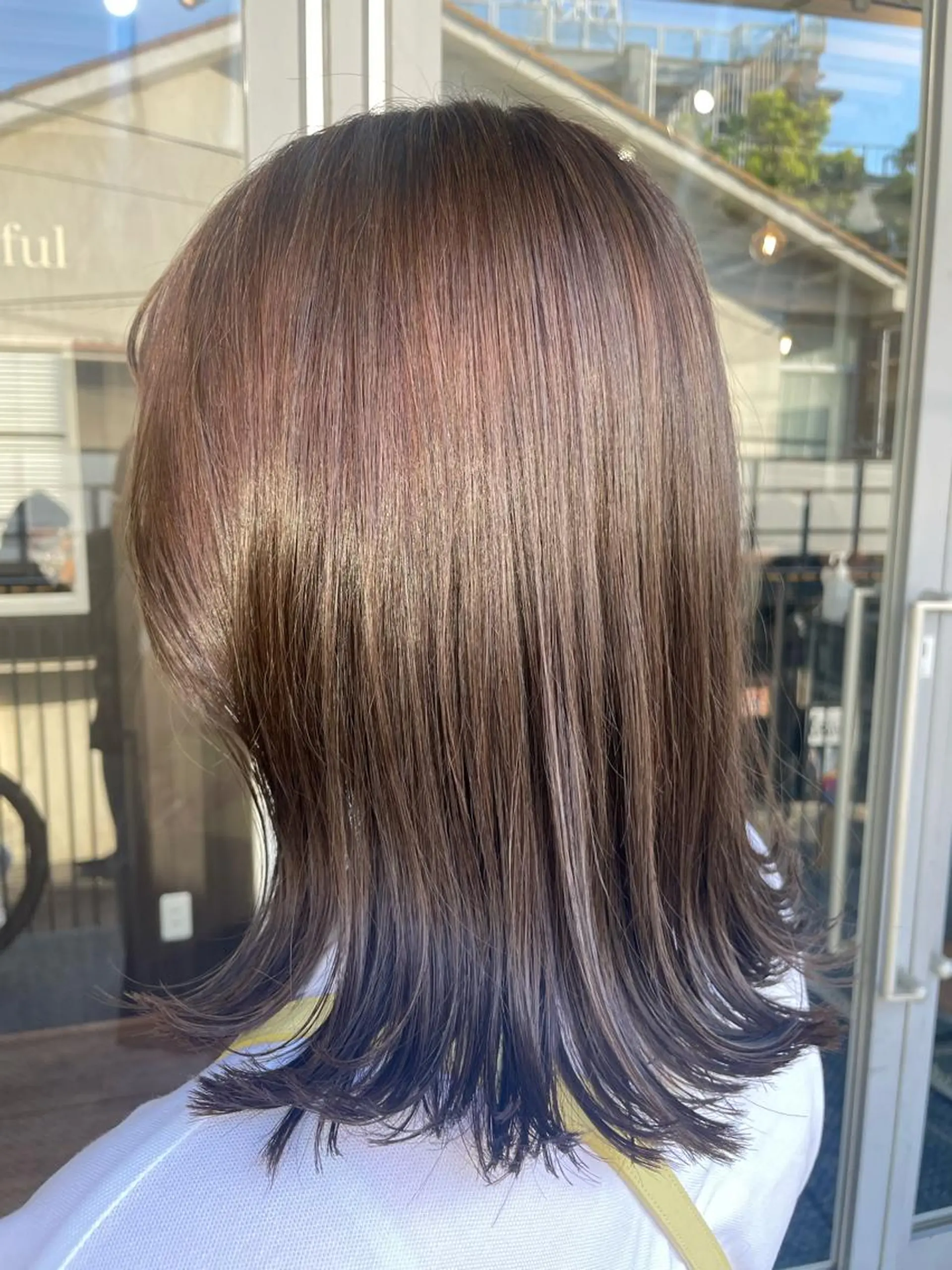 ミディアム カラー アッシュ ベージュカラー 透明感カラー 外ハネヘア カット ヘアカラー トリートメント ブリーチなし透明感 タケザワミキのヘアスタイル