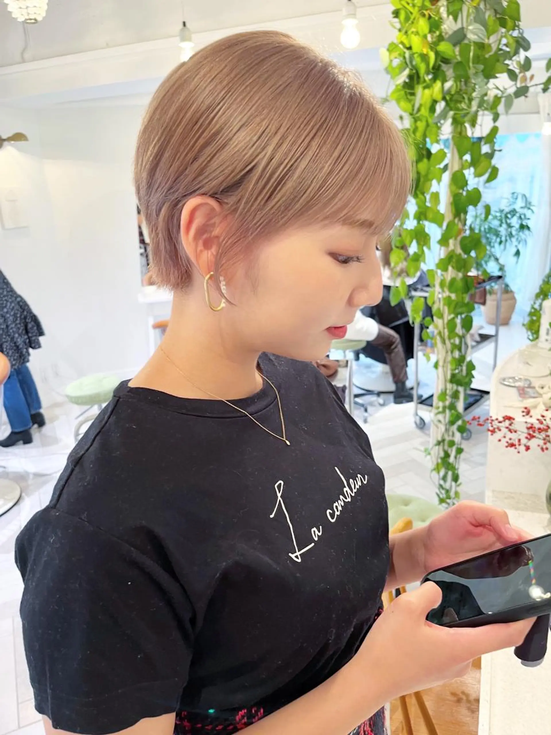 ショート カラー ベージュカラー ブリーチ ピンクカラー ピンクベージュ ショートヘア Memories 銀座のヘアスタイル