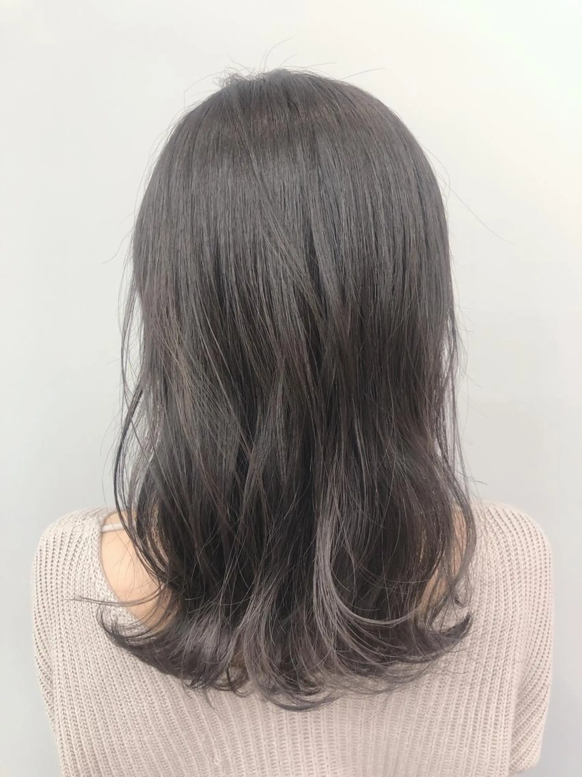 ミディアム カラー イルミナカラー シルバー スターダスト 代表　YUKI ☆のヘアスタイル