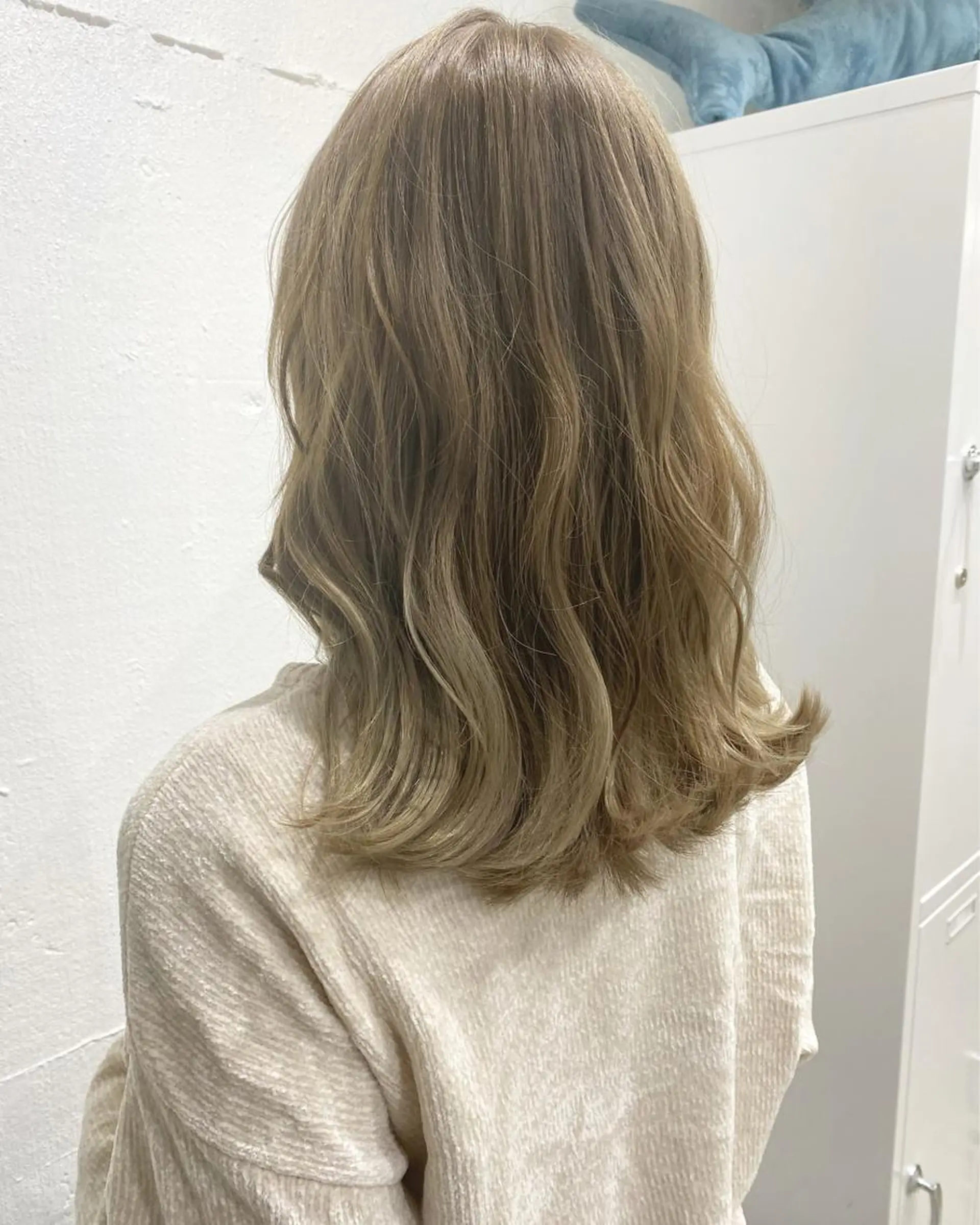 セミロング カラー ヘアアレンジ 切りっぱなしボブ アッシュ アッシュグレー バレイヤージュ ベージュカラー ササキカズマ〻透明感 〻色落ち〻赤み消しのヘアスタイル