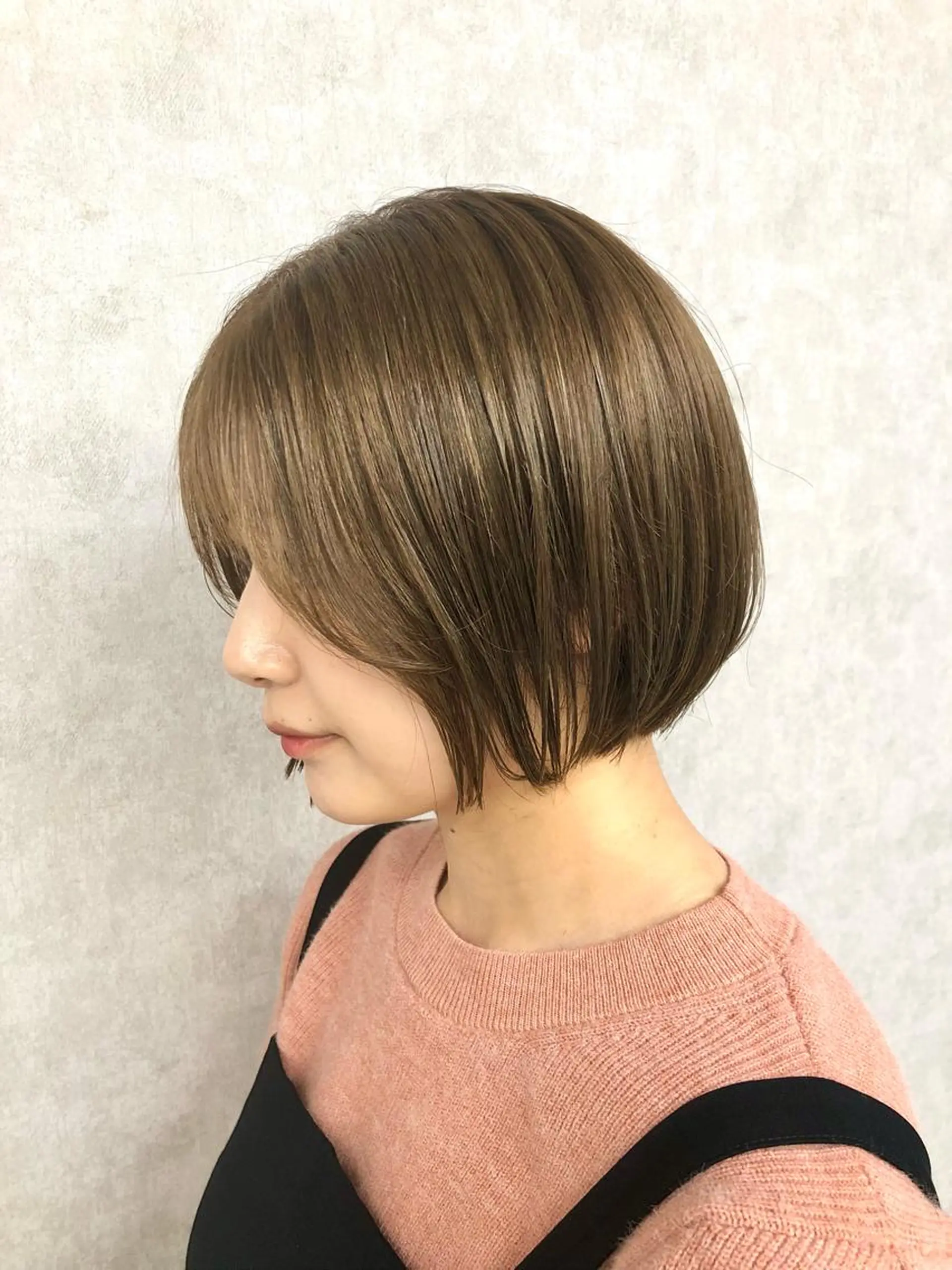 ショート カラー ショートボブ ベージュカラー ミルクティーベージュ ボブ 顔まわりレイヤー カット ヘアカラー ショート、韓国メンズ ヘアのかつらぎのヘアスタイル