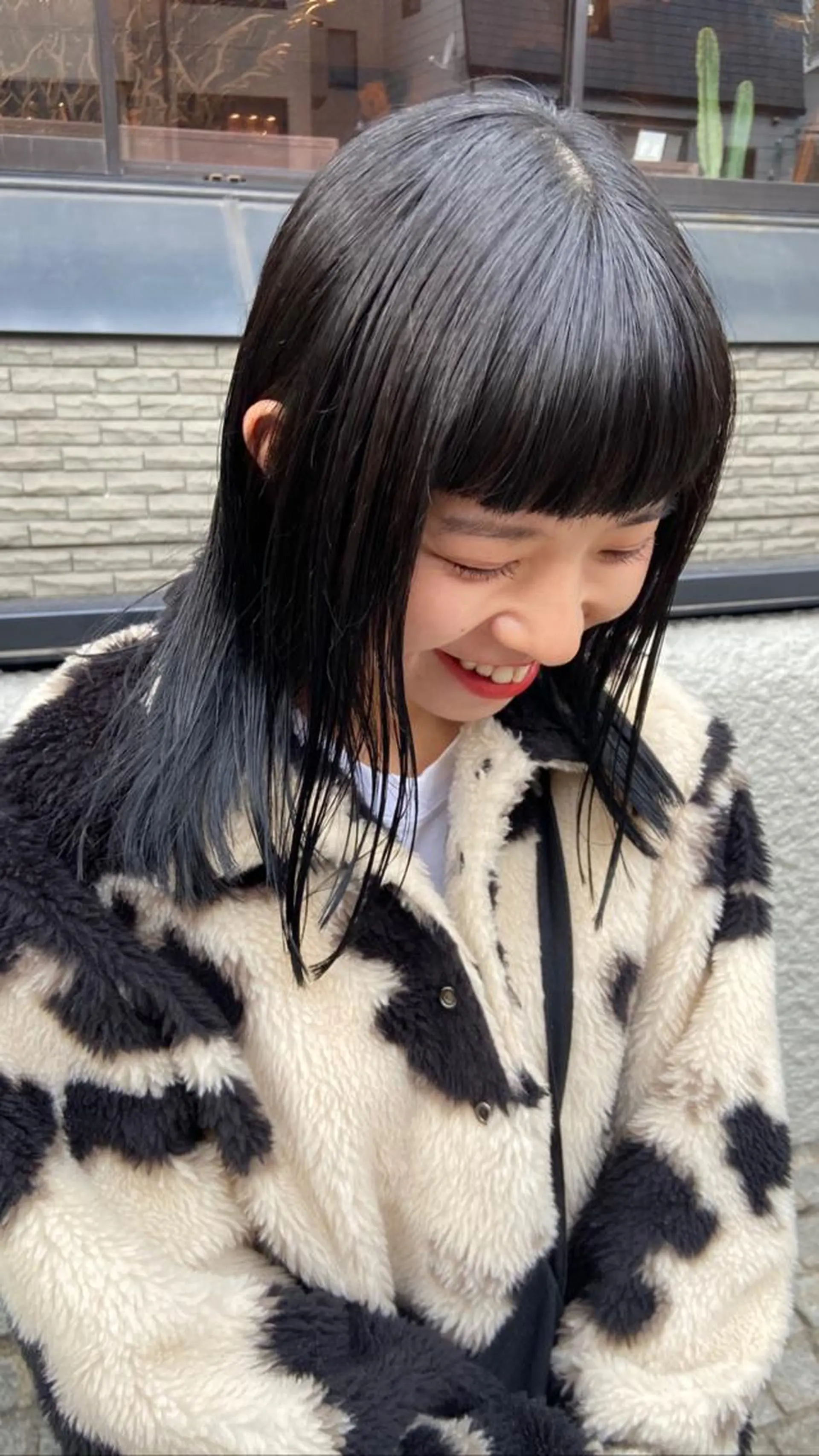 ミディアム カラー 黒髪 ブルーカラー ブルーブラック ブリーチ🪡 ボブ🧶レイヤーのヘアスタイル