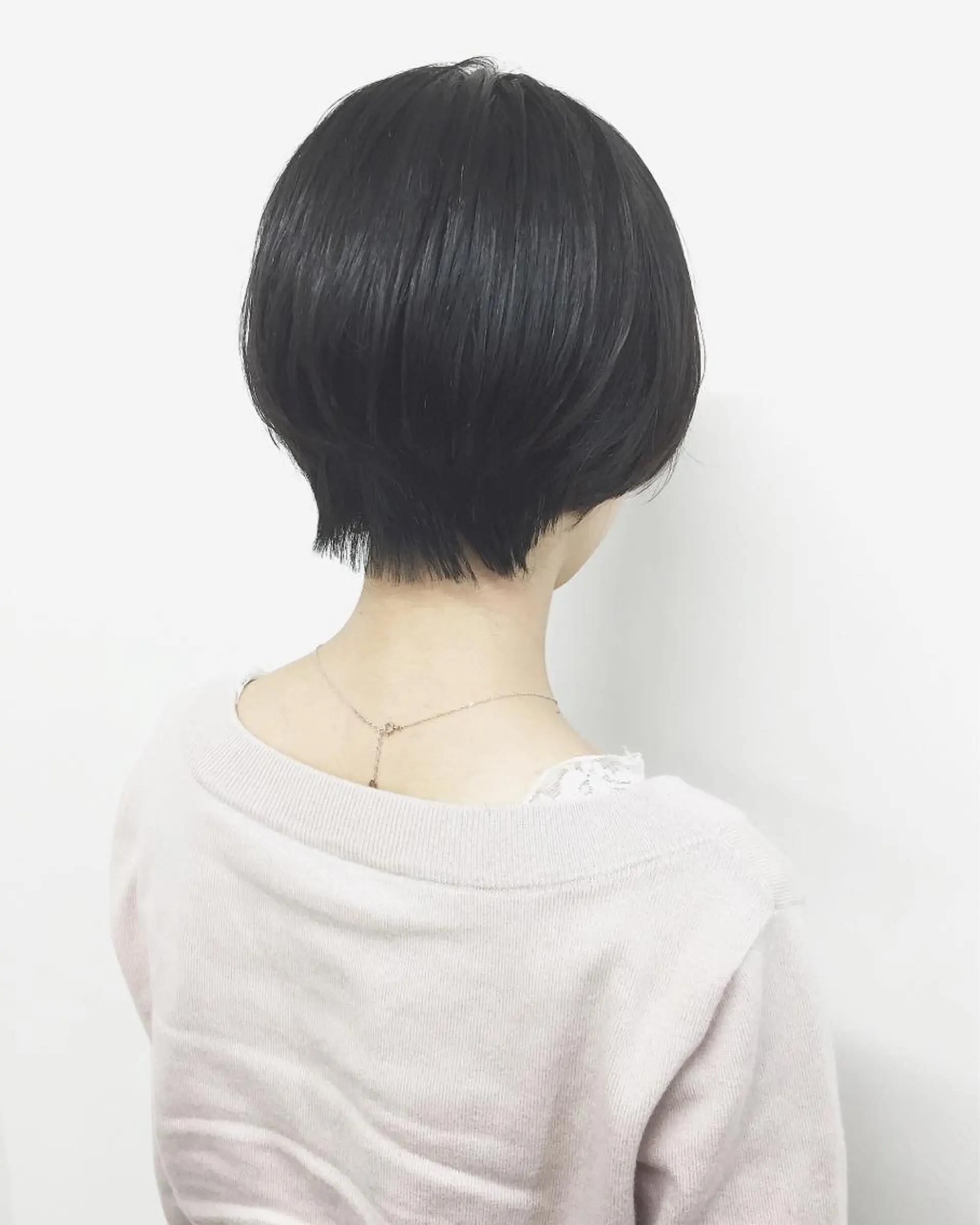 ショート 肌に馴染む暗髪 梅田・増田のヘアスタイル