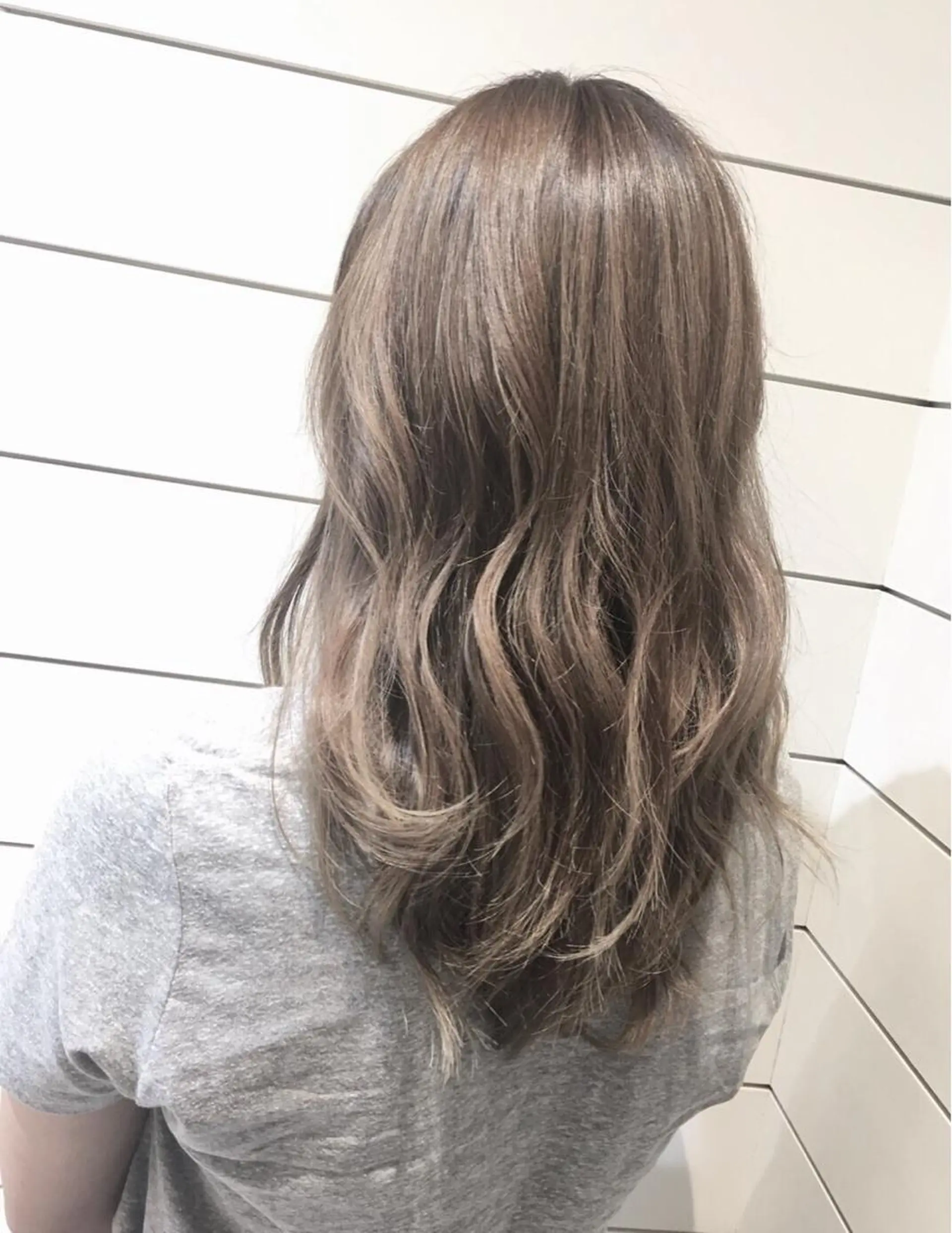 ロング カラー アッシュ 鍵山 千秋のヘアスタイル