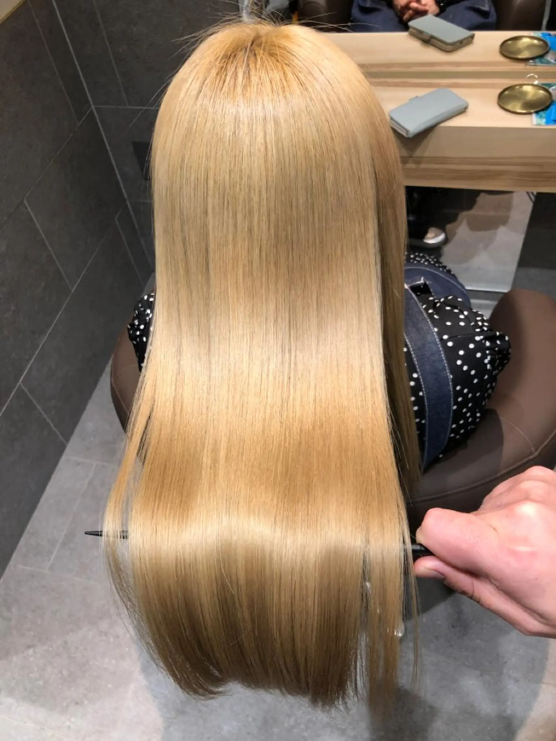 ロング broteなかもず 【髪にドラマを】のヘアスタイル