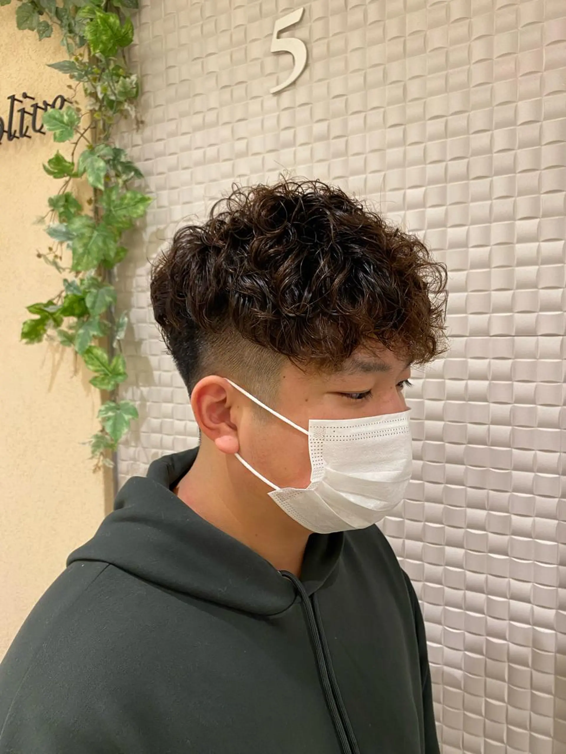 ショート カラー パーマ ヘアアレンジ メンズ キッズ メンズブリーチ センターパート フェードカット マッシュウルフ マッシュ 新宿メンズパーマ ヨモギダのヘアスタイル