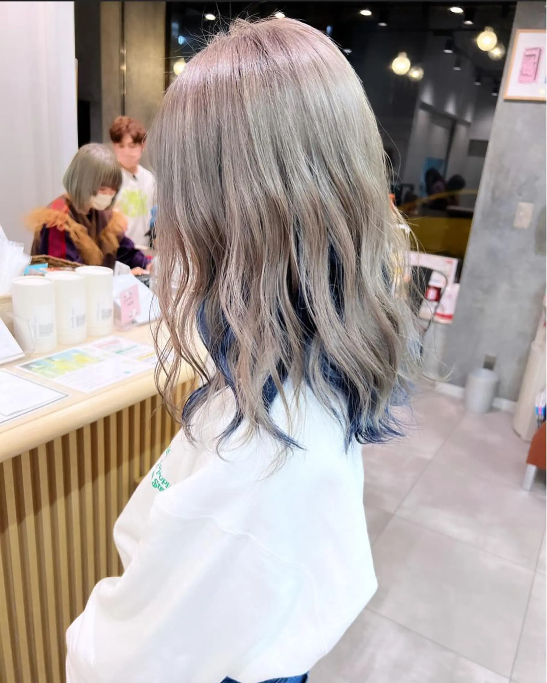 ミディアム カラー パーマ ヘアアレンジ ブルーカラー インナーカラー ネイビーカラー ヘアカラー ハイトーン特化🤍 浦住のヘアスタイル
