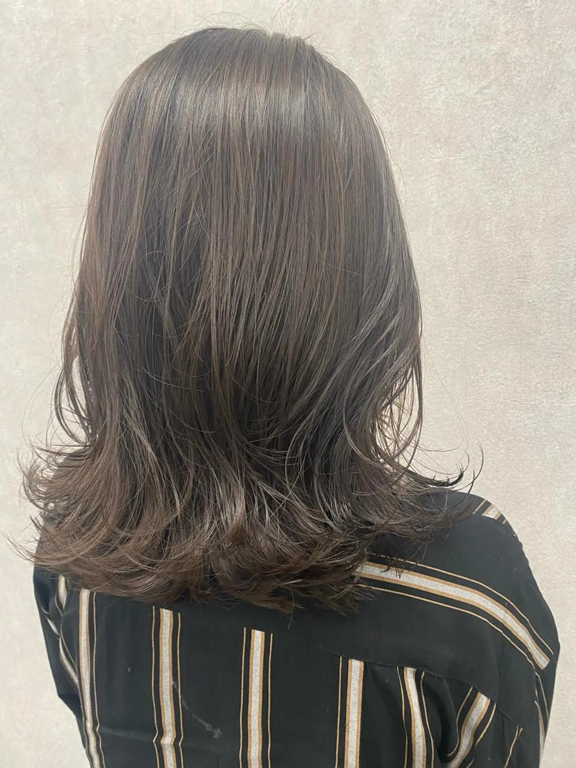 ミディアム カラー ヘアアレンジ ミディアムレイヤー アッシュ ベージュカラー ハイライトカラー イルミナカラー カット ヘアカラー トリートメント Kawaguchi Arisaのヘアスタイル