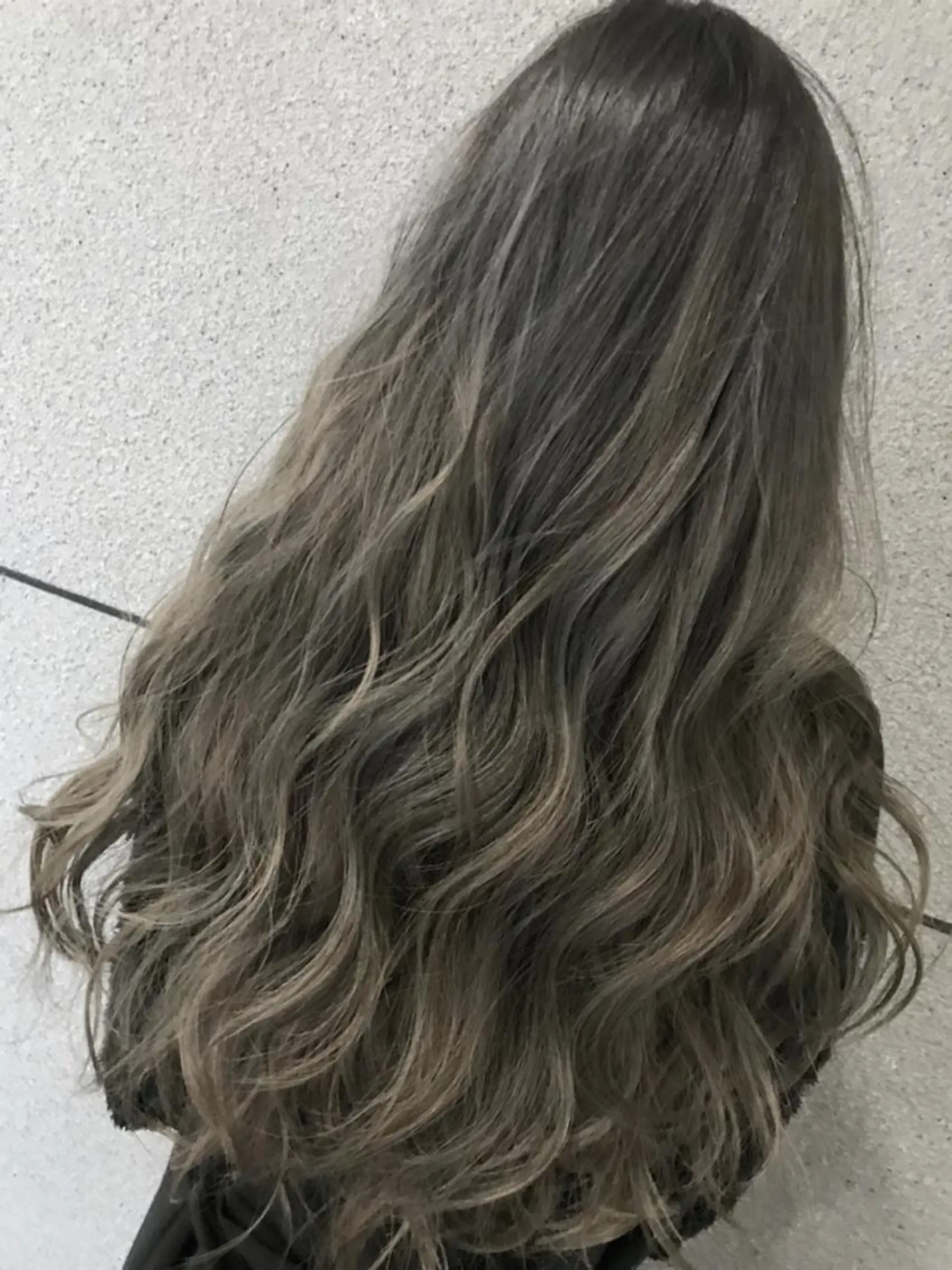 カラー アッシュ グレージュ ハイライトカラー Eliss 堀江のヘアスタイル