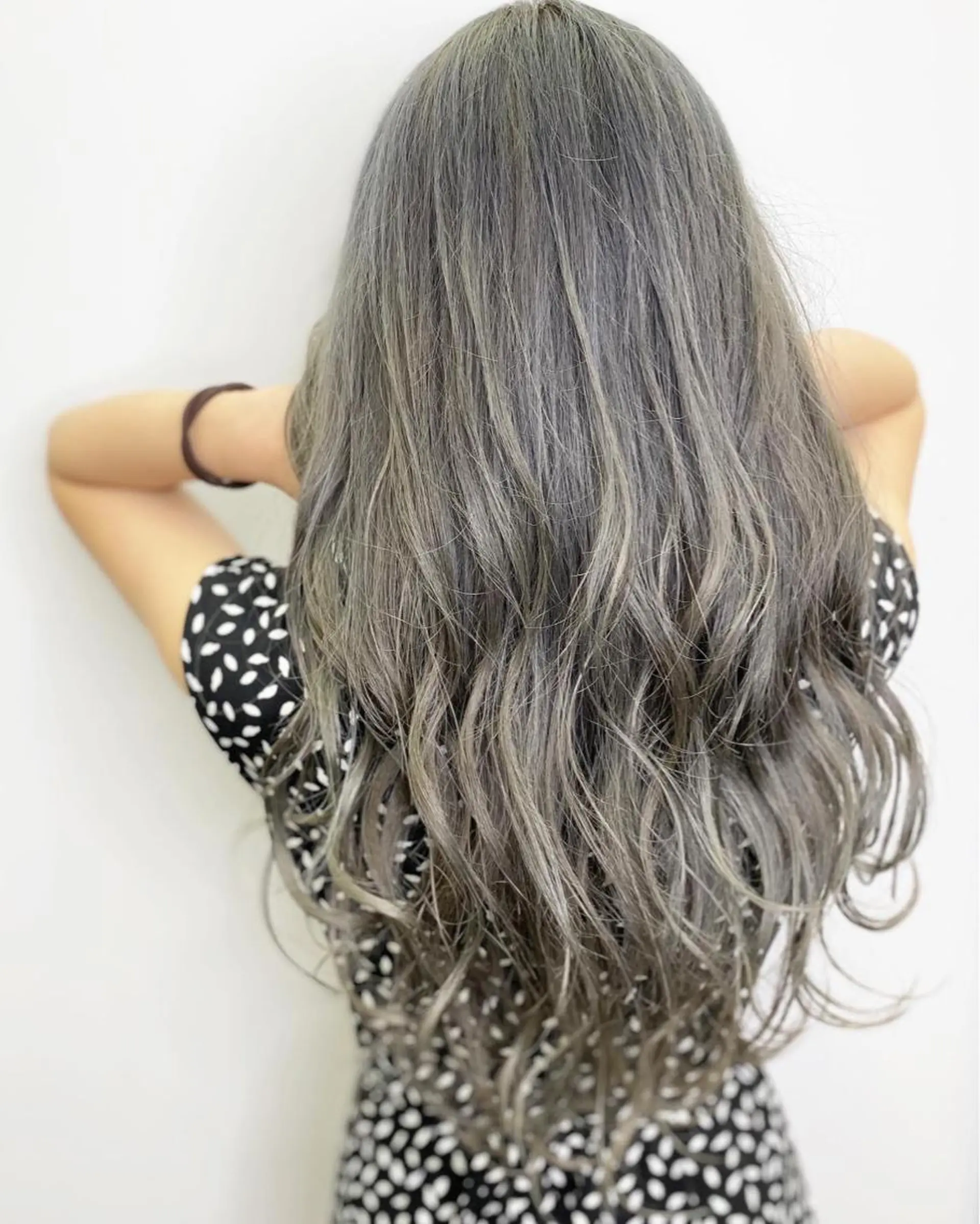 ロング カラー ブリーチ ケアブリーチ グレージュ イルミナカラー シルバー ヘアカラー トリートメント ☀️透明感color KURO☀️のヘアスタイル