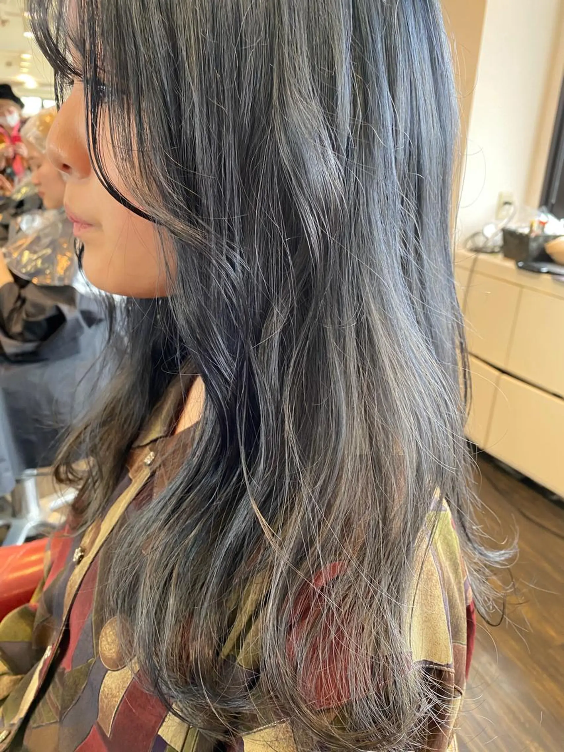 セミロング カラー シルバー 西本 夏美のヘアスタイル