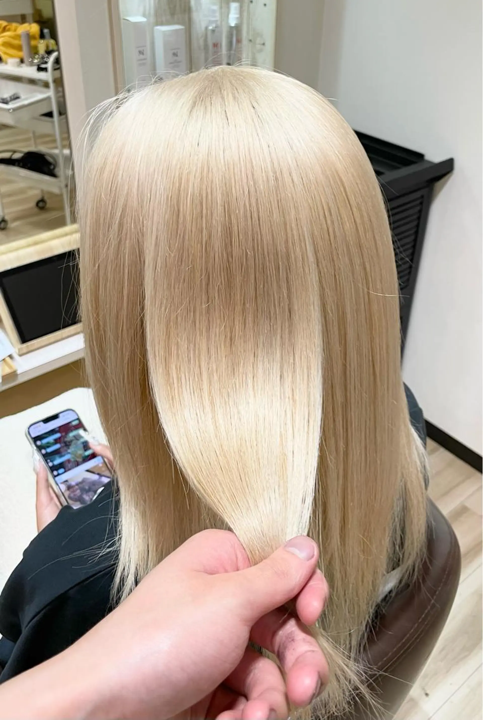 セミロング カラー 🌈派手髪ハイトーン 🌈鈴木亮太🌈のヘアスタイル