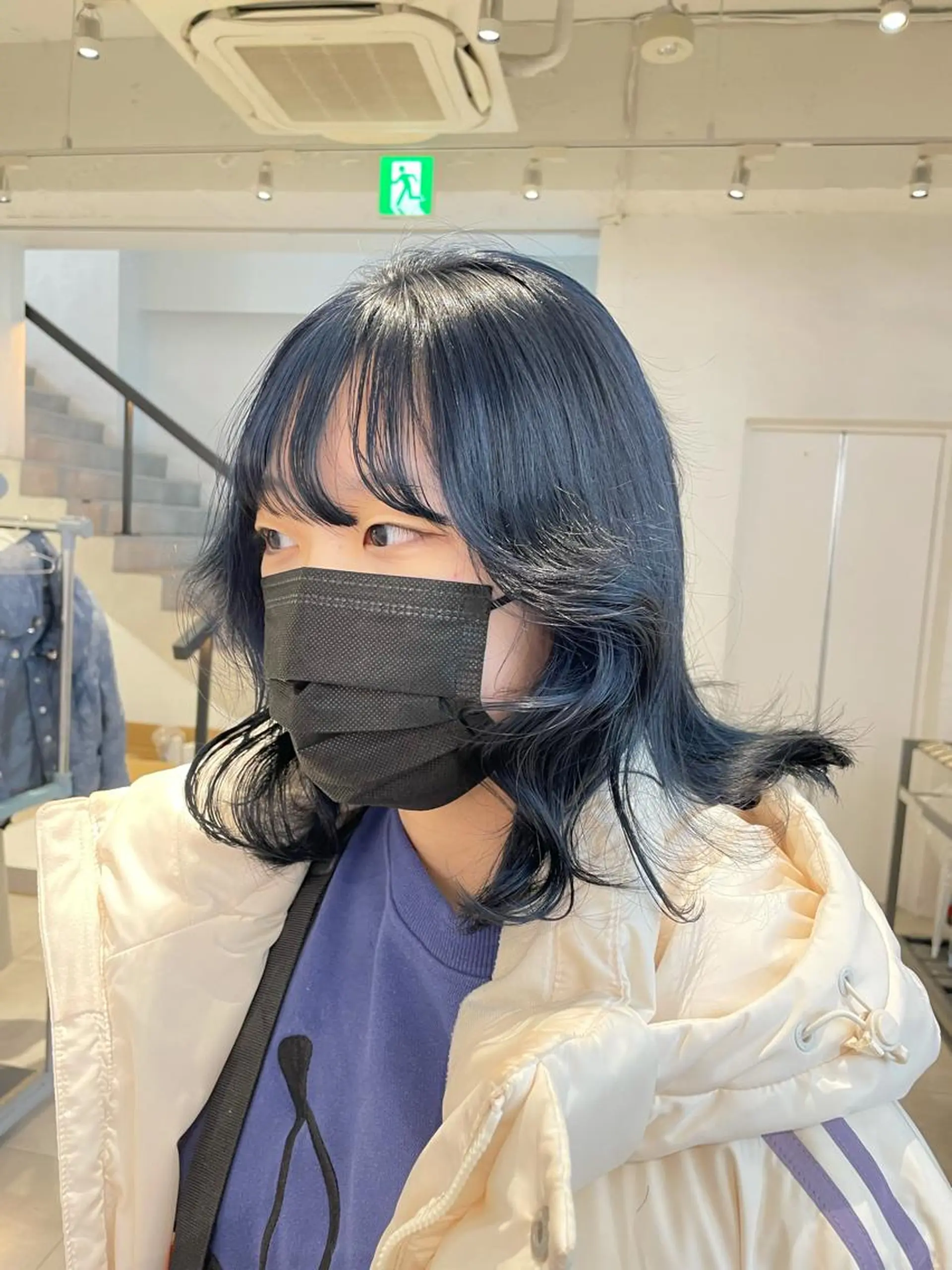 カラー 黒髪 ブルーカラー ブルーブラック ヘアカラー 🎀ボブ＋ハイトーン シュカ👶🏻のヘアスタイル