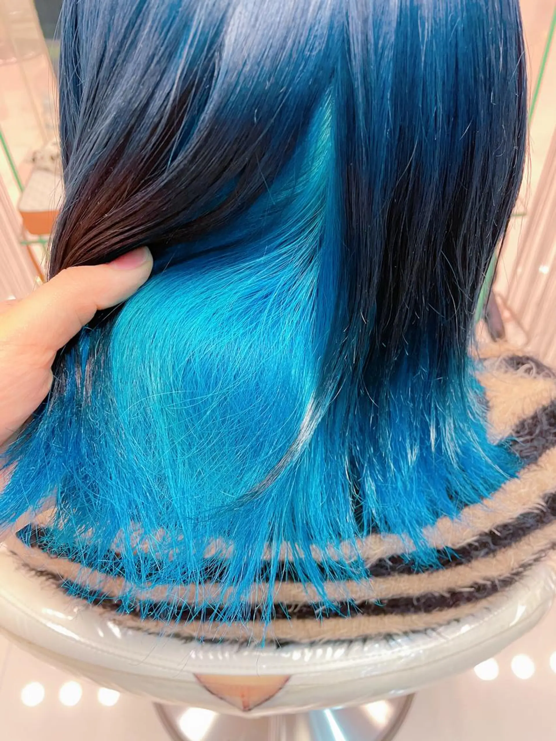 ミディアム カラー 黒髪 ブリーチ ブルーカラー ブルーブラック インナーカラー 💜髪質改善推し💜 Sein.せりのヘアスタイル