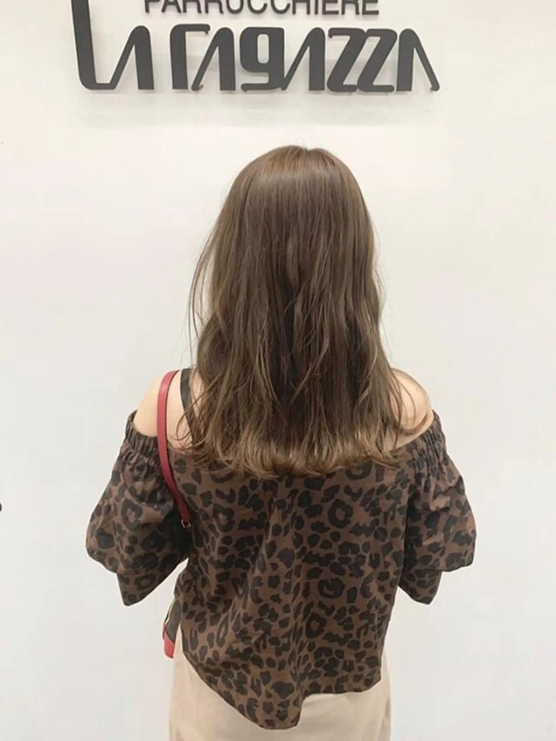 セミロング カラー ブリーチ グレージュ ミルクティーグレージュ 東條 克義のヘアスタイル