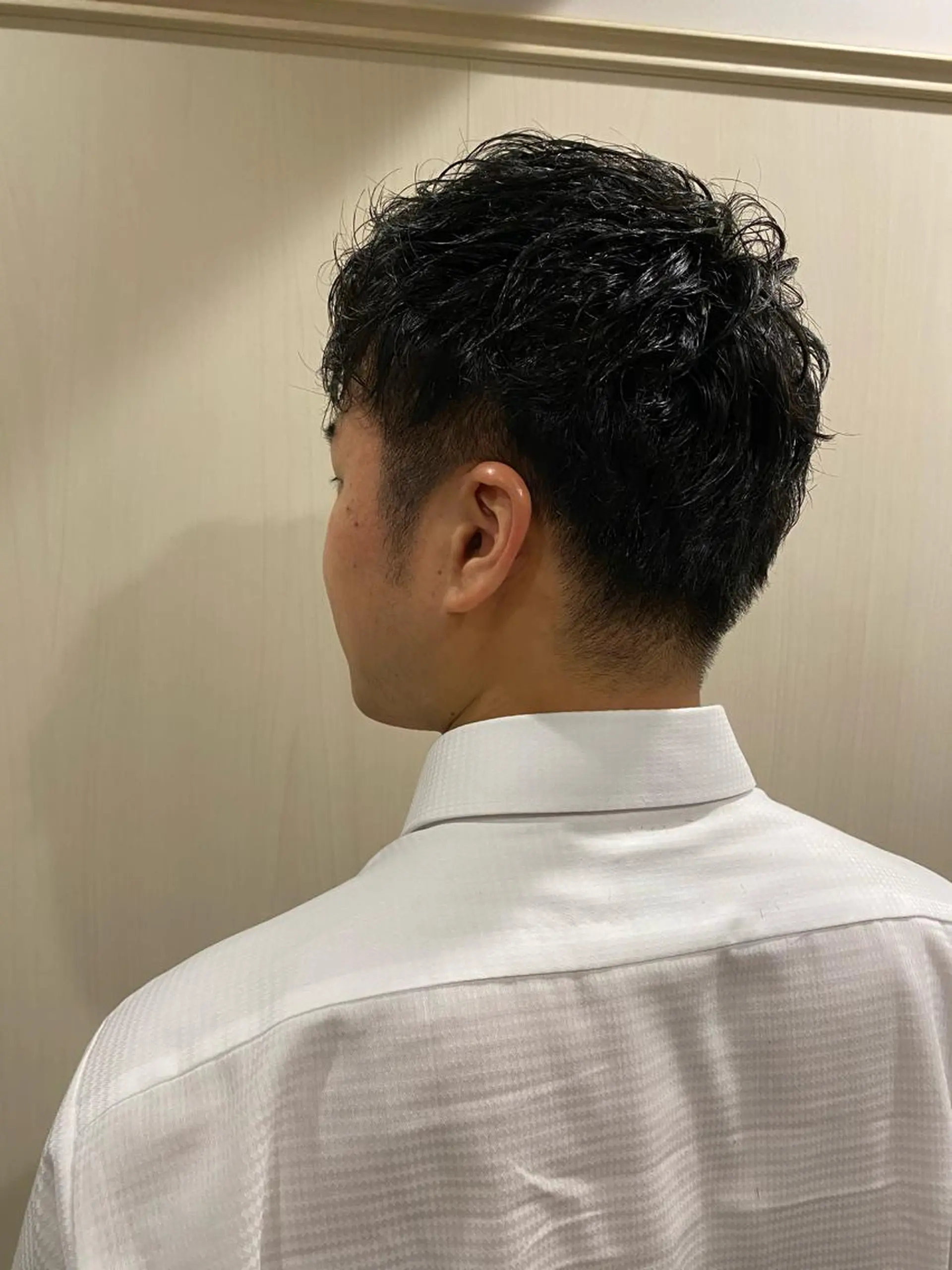 ショート パーマ メンズ マッシュ 刈り上げ くせ毛 ブライダルエステ🪽 ミレイの眉毛・アイブロウイメージ