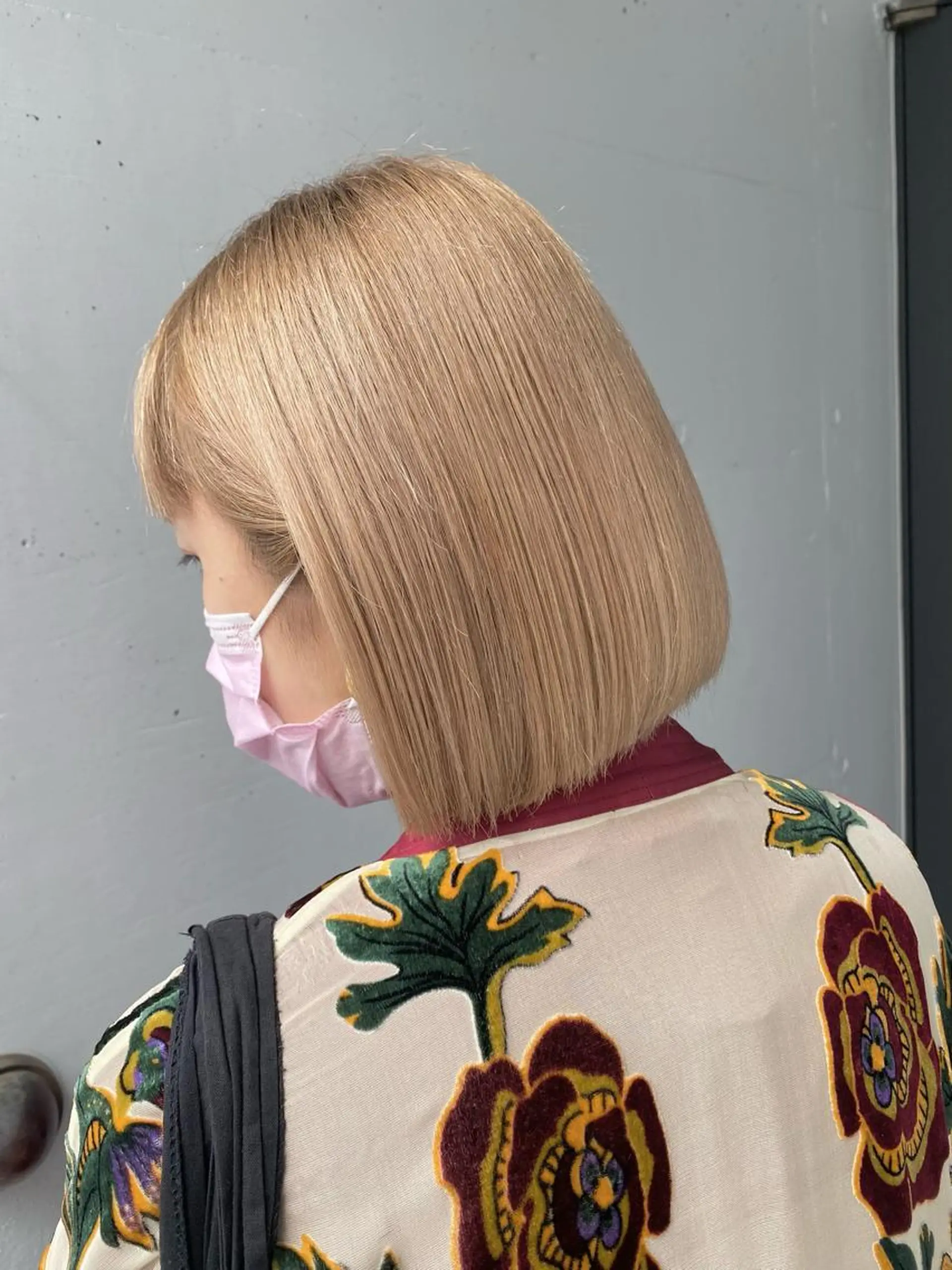 ショート カラー ベージュカラー ブリーチ ミルクティーベージュ ホワイトミルクティーベージュ 学生 ヘアカラー トリートメント 髪質改善/レイヤー ストウシンゴのヘアスタイル