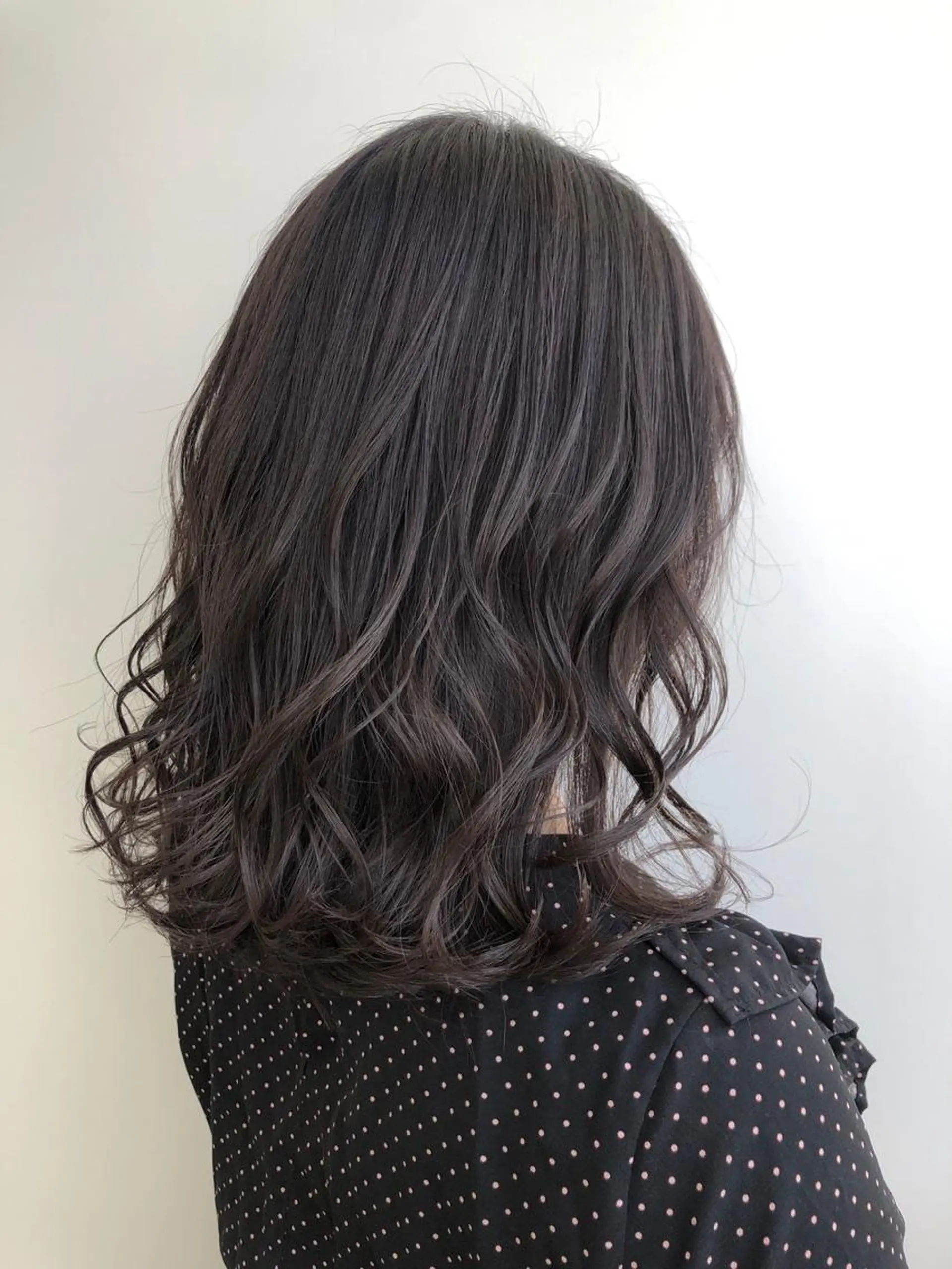 ミディアム カラー グレージュ ハイライトカラー ラベンダーカラー ラベンダーグレージュ ラベンダーグレー 【透明感、艶髪】西村 有司のヘアスタイル