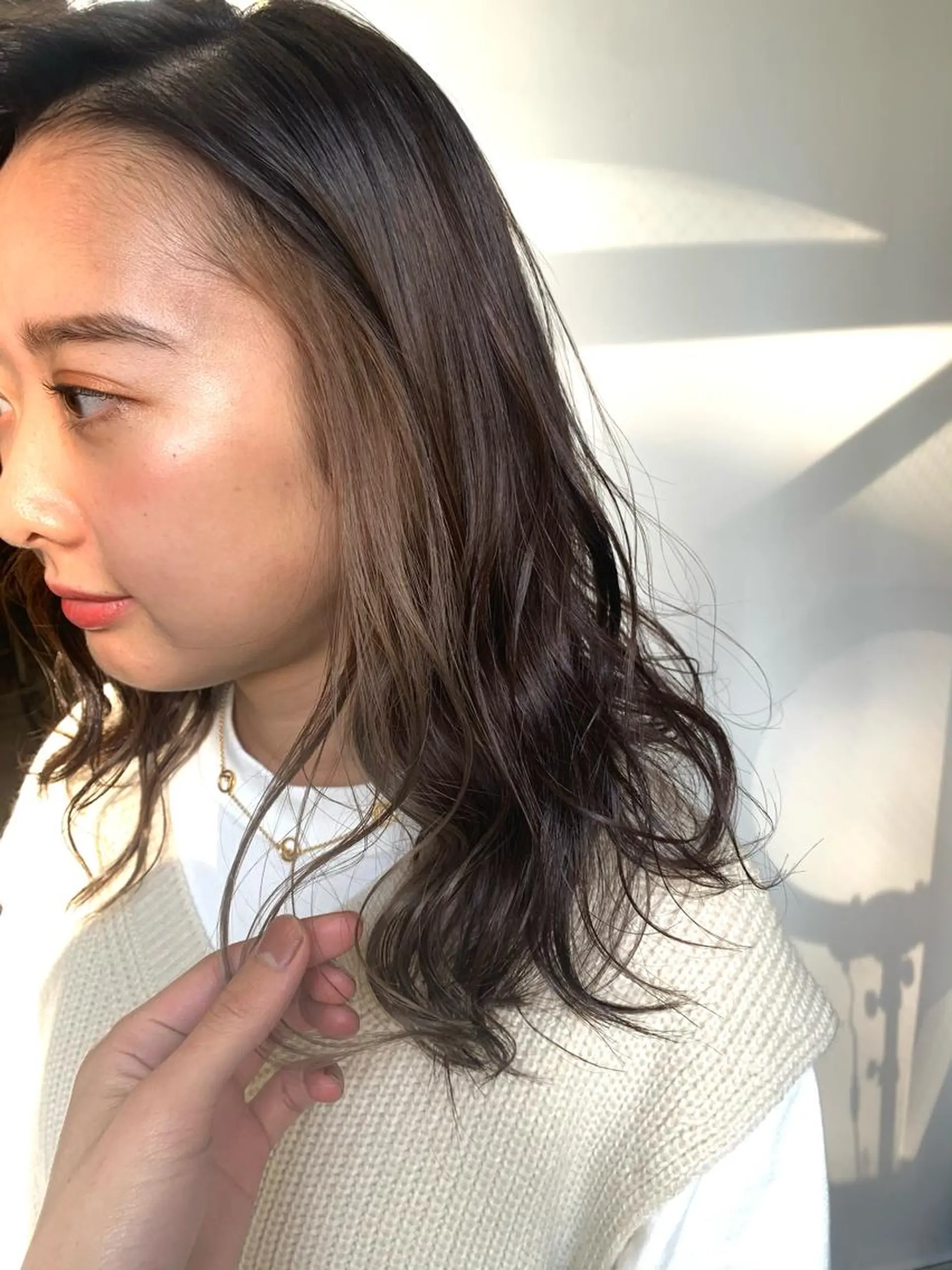 セミロング カラー ヘアアレンジ ベージュカラー ミルクティーベージュ 🌟小顔レイヤー× 赤み消し透明感カラーのヘアスタイル