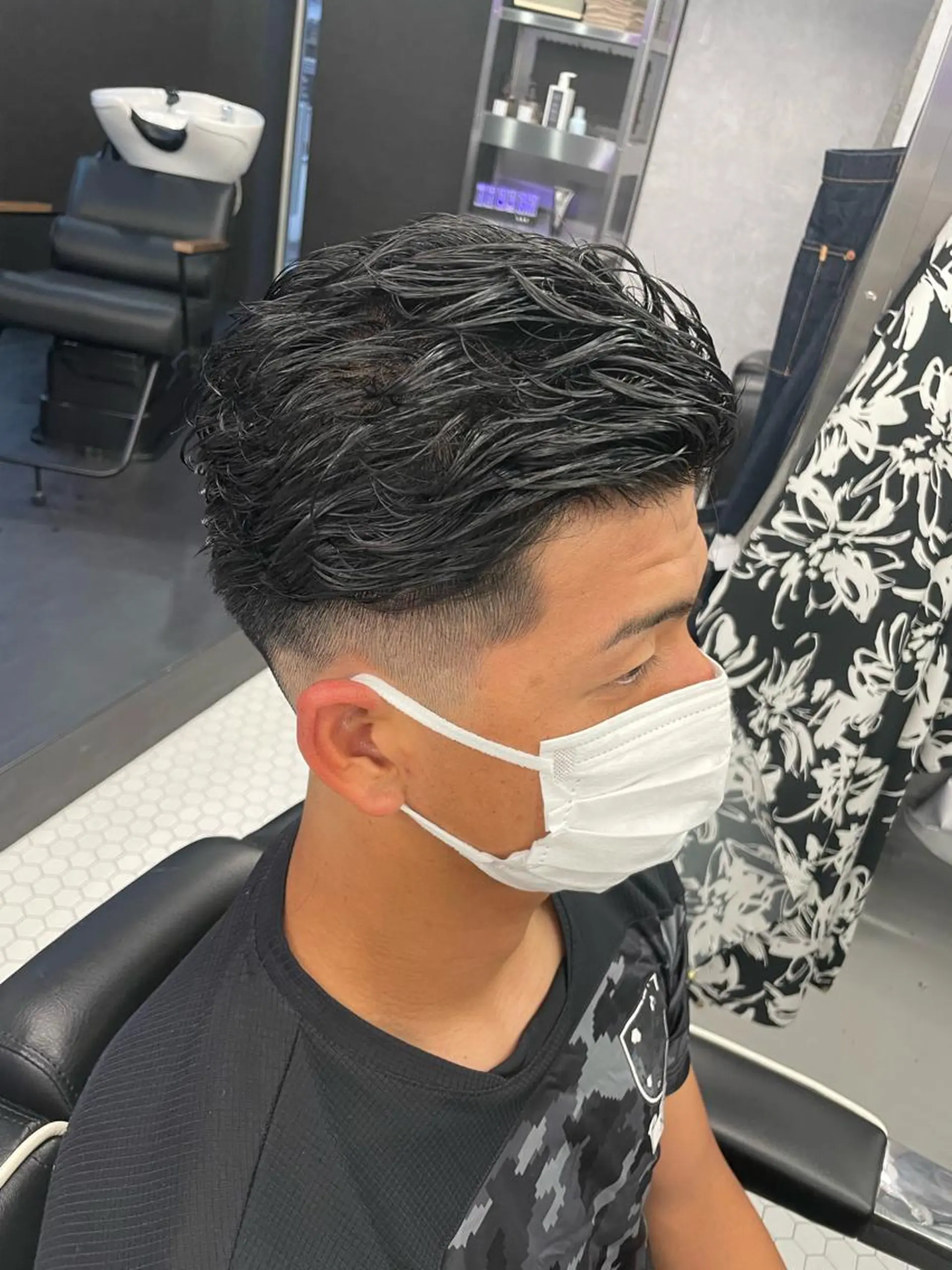 ショート カラー パーマ メンズ メンズバレイヤージュ メンズブリーチ ビジネス センターパート ダウンパーマ メンズ専門美容室 /久徳大輝のヘアスタイル