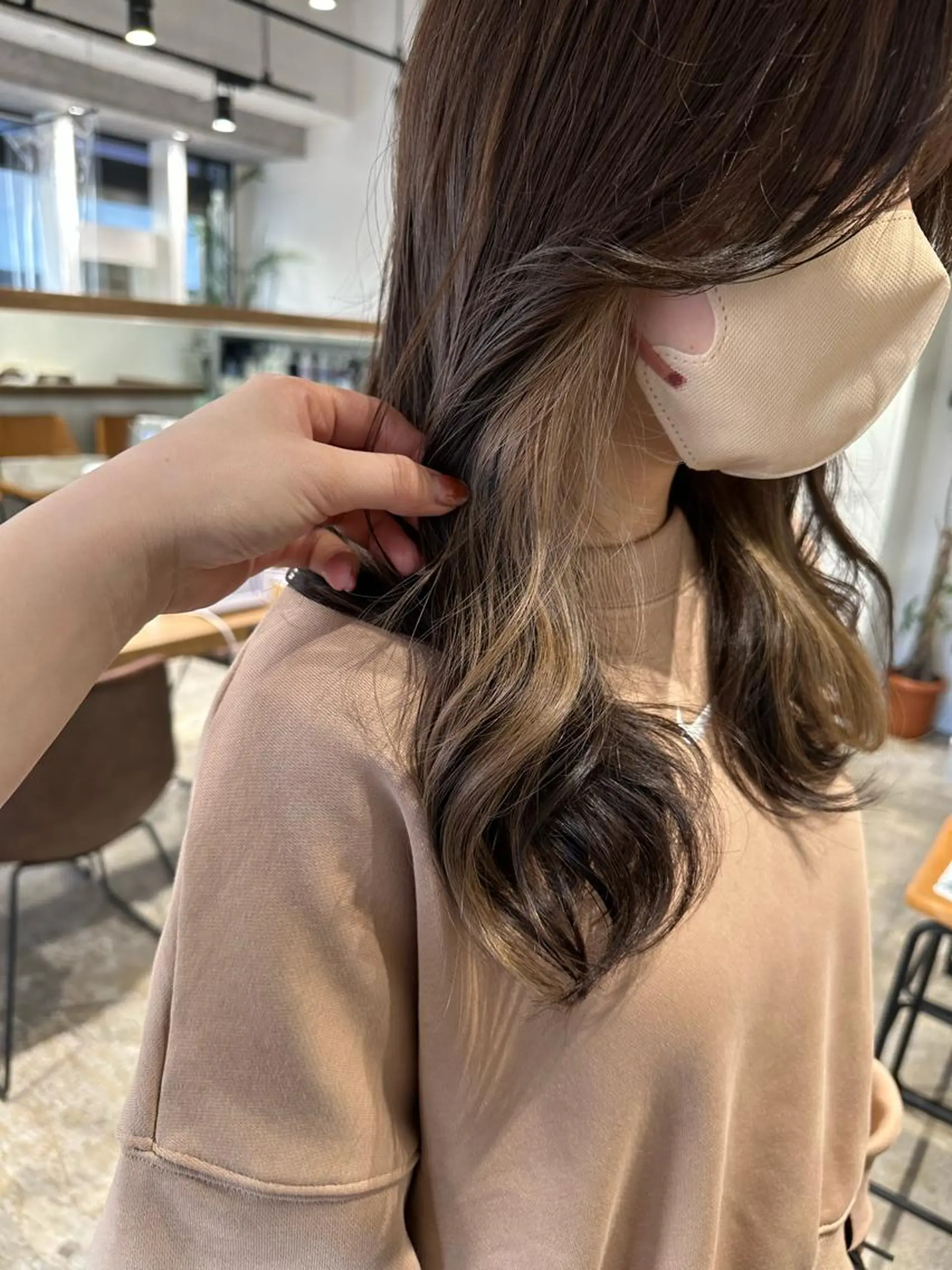 セミロング カラー ヘアアレンジ ベージュカラー ブラウンカラー イヤリングカラー 落合　眺 (オチアイ　ノゾミ)のヘアスタイル