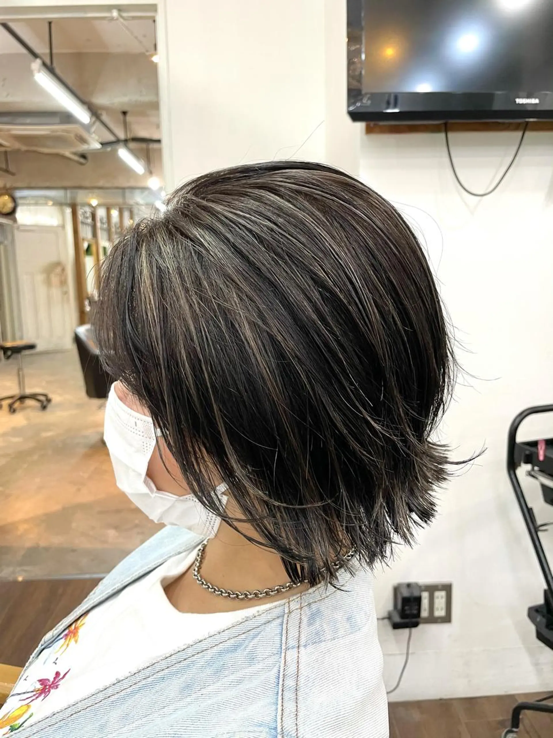 ショート 白いハイライト🤍 タナカリョウスケのヘアスタイル