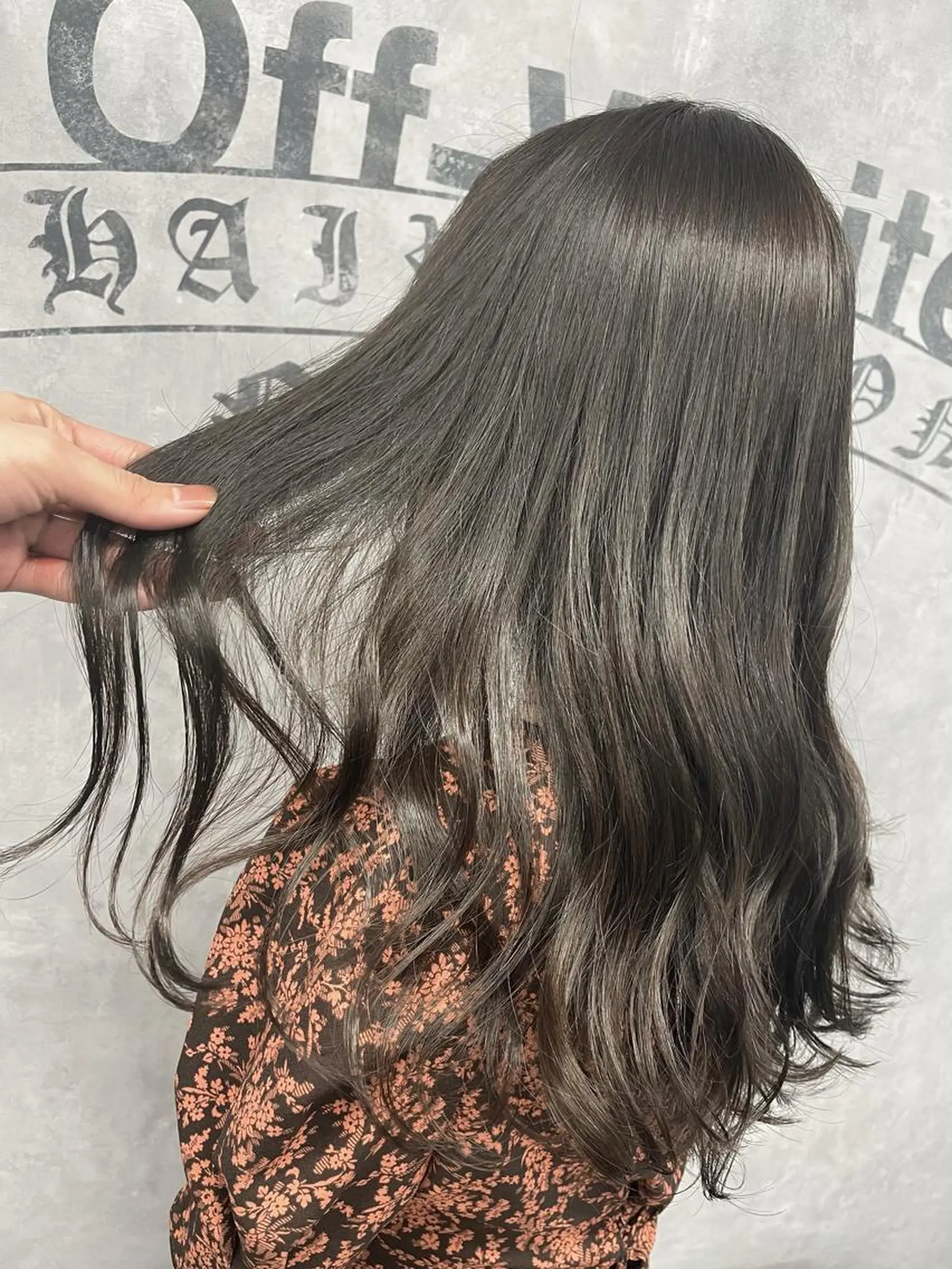 ロング カラー イルミナカラー オリーブグレー カット ヘアカラー トリートメント オフホワイトアンドなんば所属・福西 洋斗のヘアスタイル