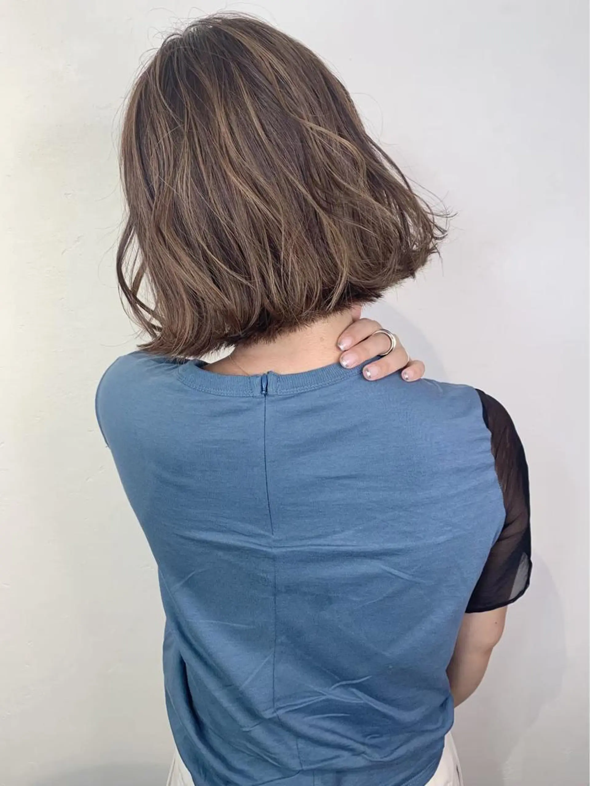 ミディアム カット ヘアカラー トリートメント アンダーバーホワイト 堺東店のヘアスタイル