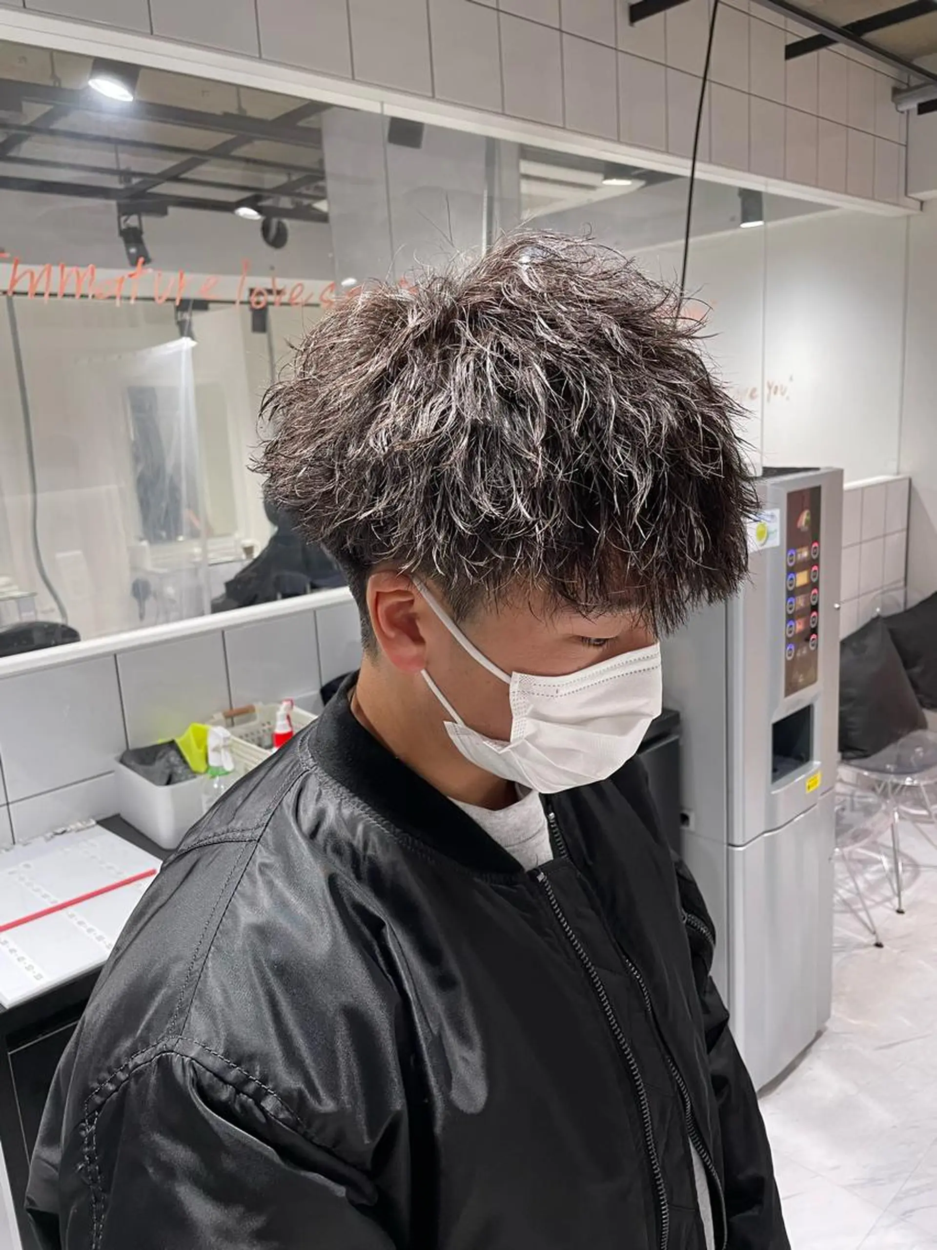ショート カラー パーマ ヘアアレンジ メンズ キッズ ネイル マツエク・マツパ アイブロウ アップバング センターパート メンズハイトーン マッシュウルフ マッシュ カット パーマ トリートメント ヘッドスパ ヘアセット スパイキー/フェザー /波巻き/かいとのヘアスタイル