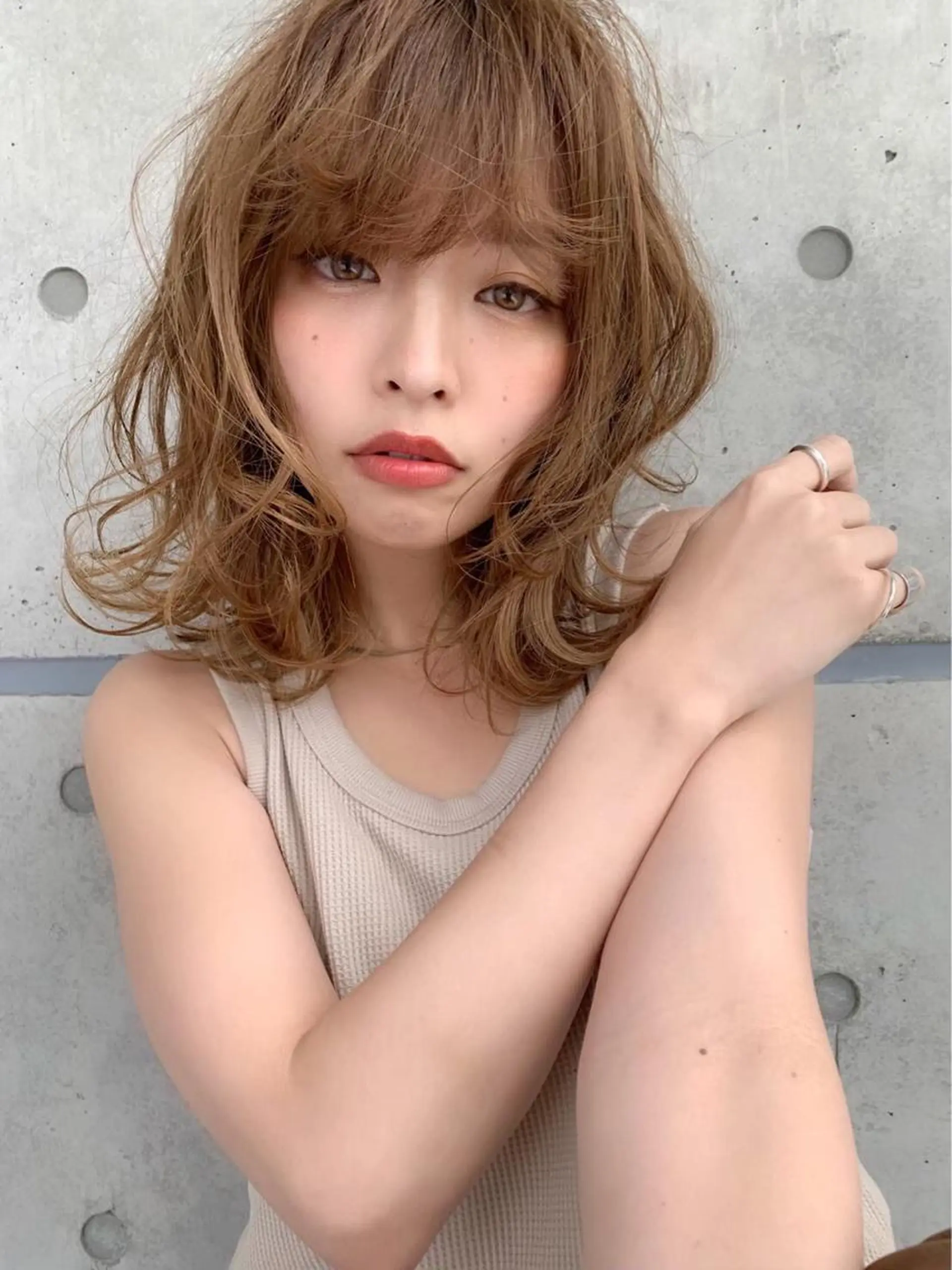 ミディアム ミルクティーカラー イイサカシュンスケのヘアスタイル