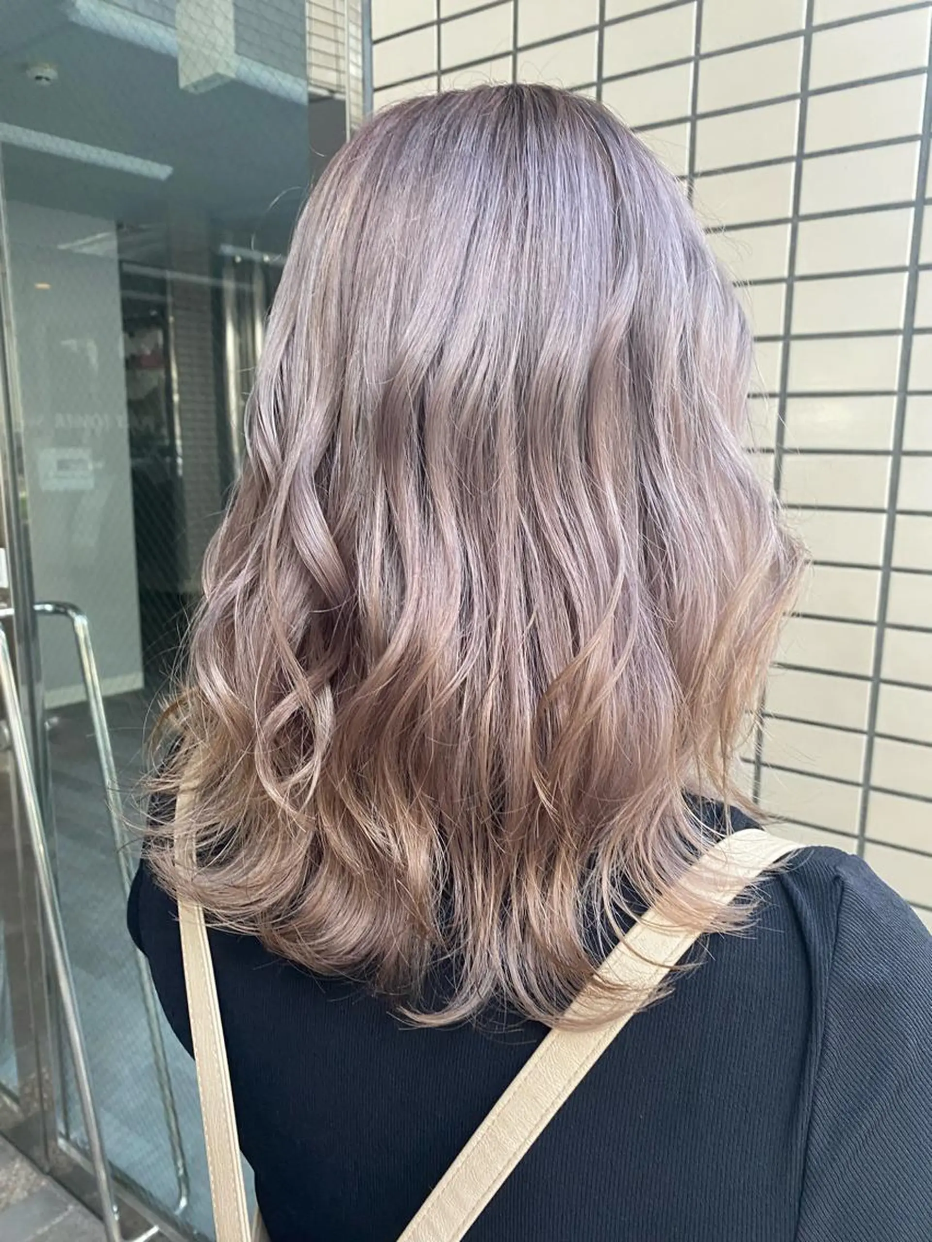 ミディアム カラー ピンクカラー シルバー モモカ/ハイトーン /バレイヤージュのヘアスタイル