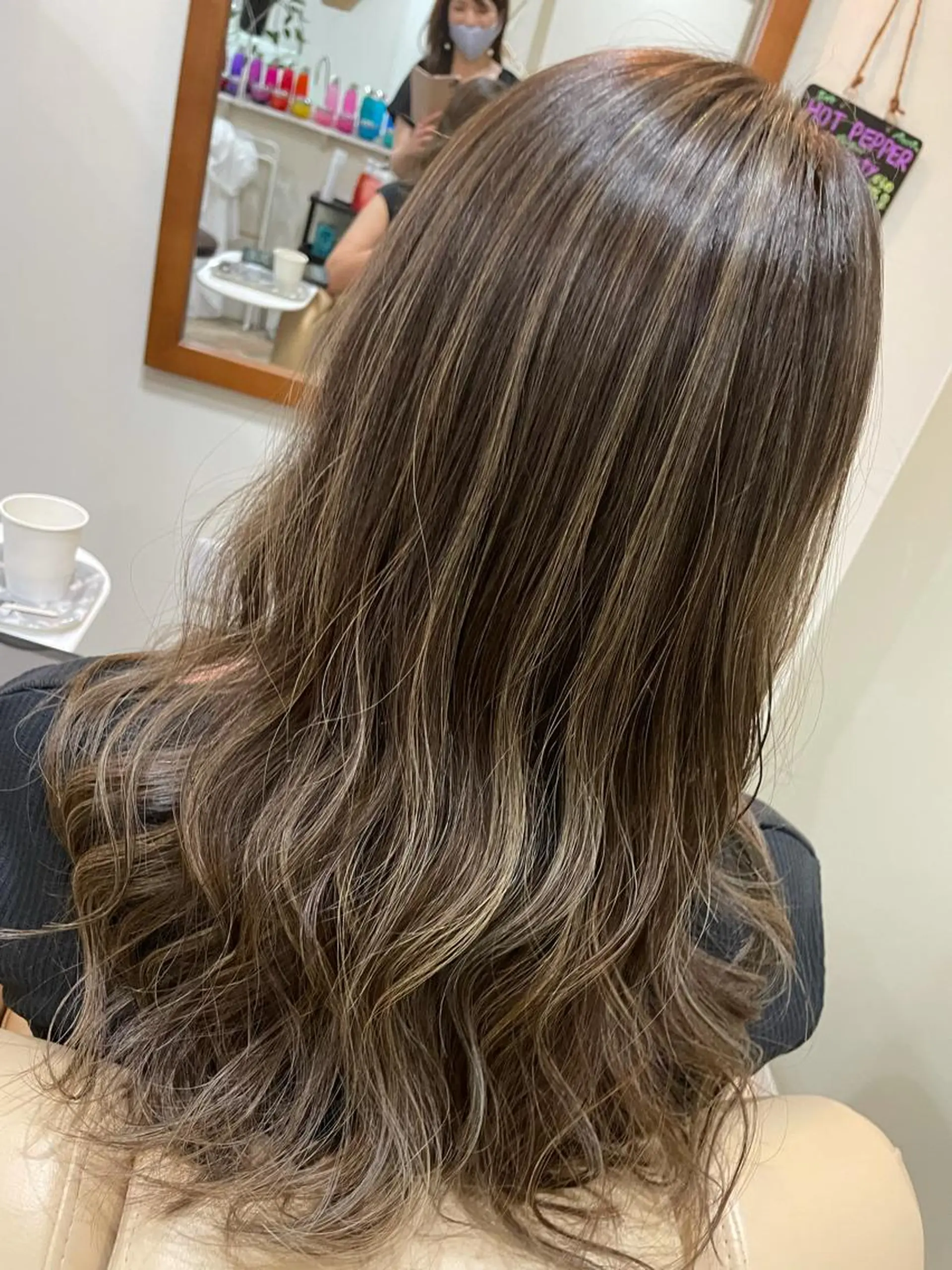 セミロング カラー 寺本 早希のヘアスタイル
