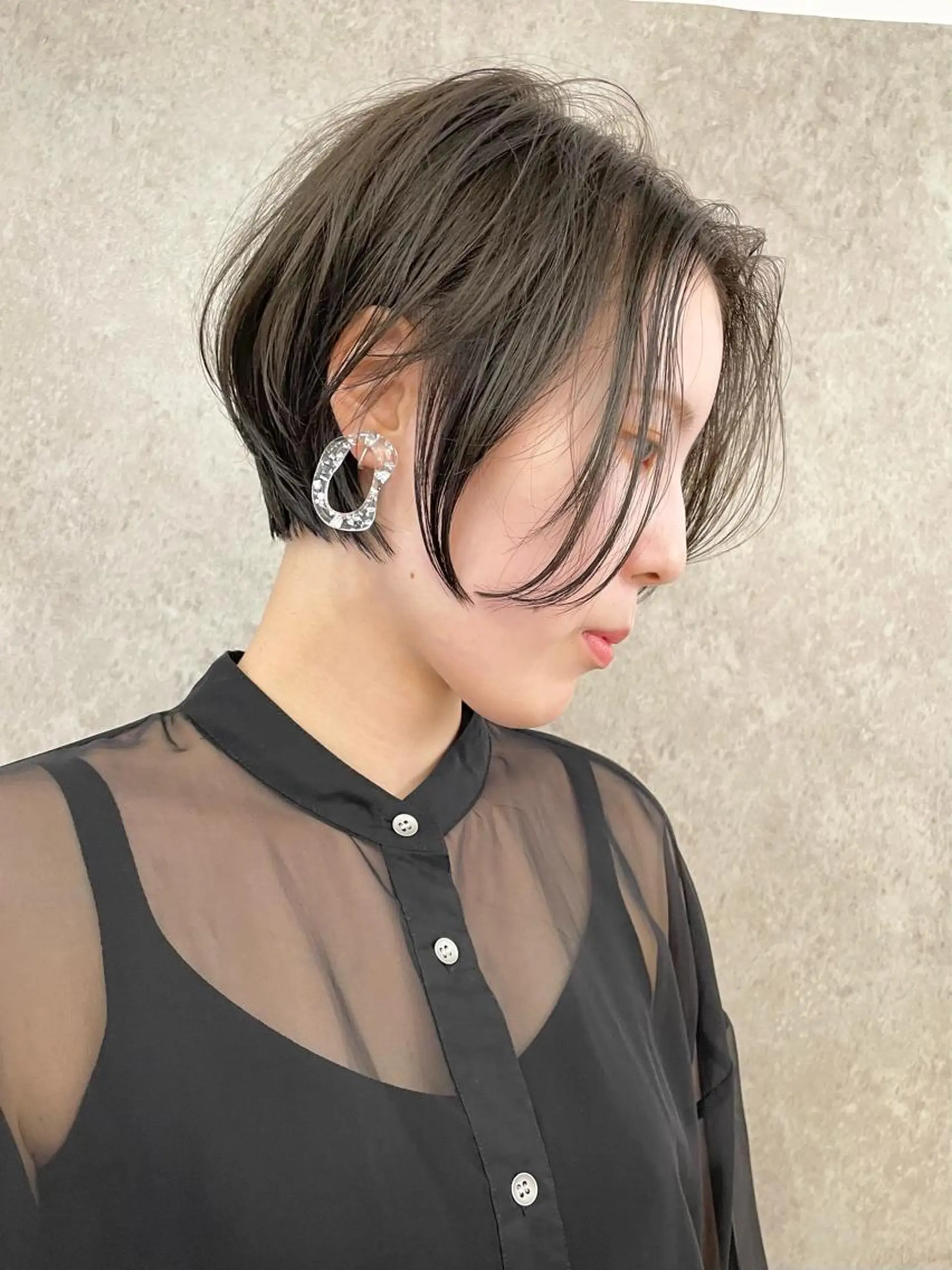 ショート ショートボブ ショートレイヤー ハンサムショート ボブ レイヤーカット カット 透明感カラー 大人グレージュ有村のヘアスタイル