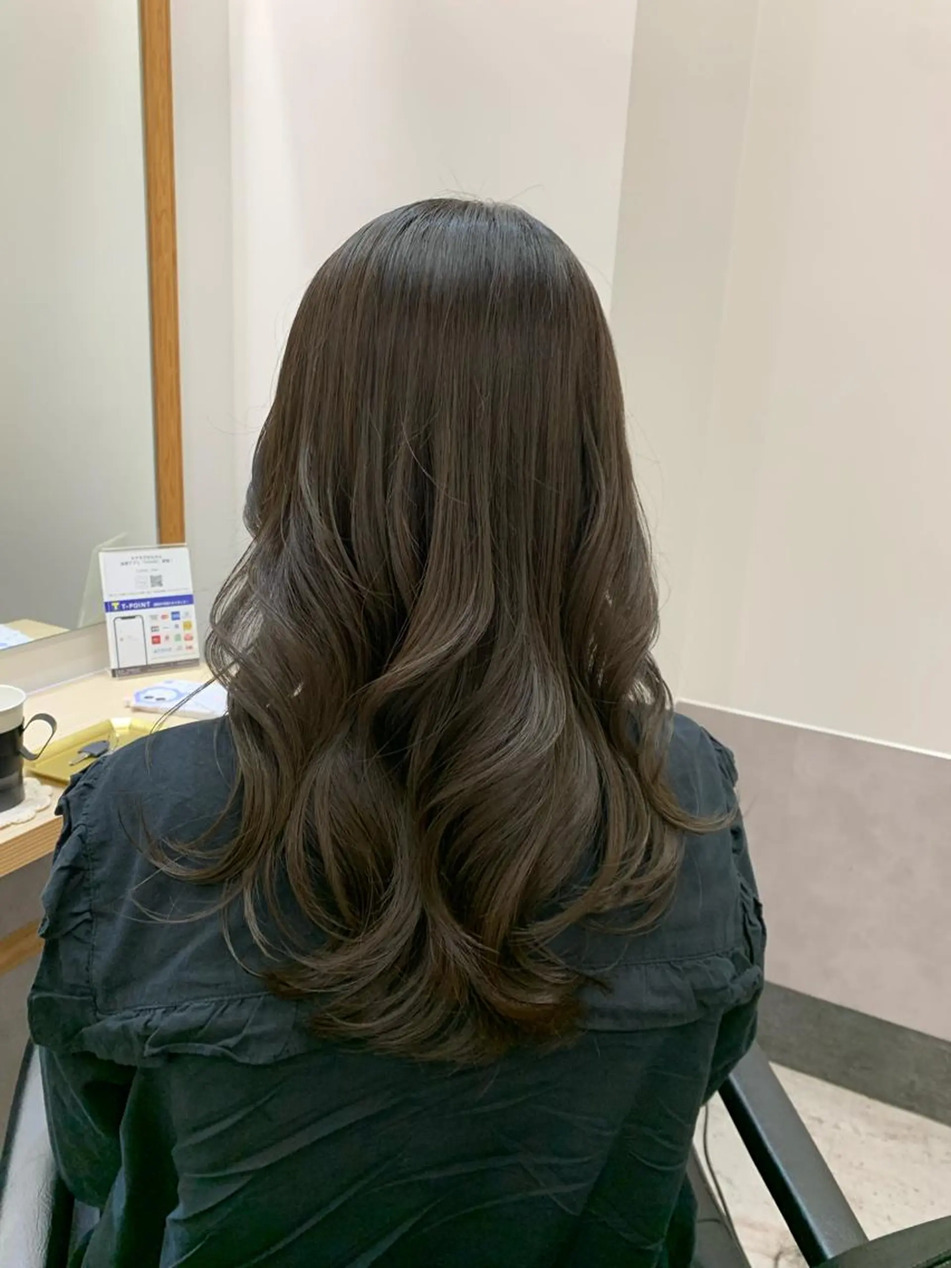 ロング カラー ベージュカラー 透明感カラー オリーブベージュ くびれヘア カット ヘアカラー SAKINO． ベージュカラーのヘアスタイル