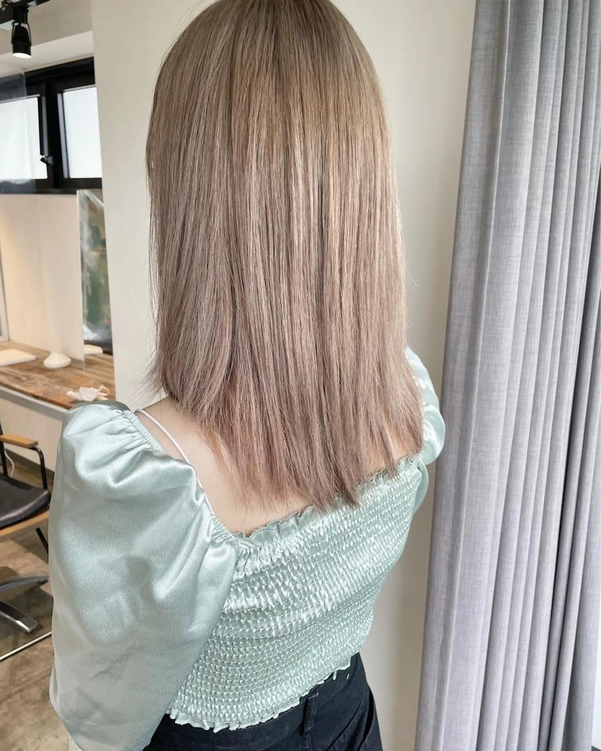 セミロング カラー ベージュカラー ミルクティーベージュ ヘアカラー トリートメント ハイトーン/レイヤー /ケアブリーチ石川治のヘアスタイル