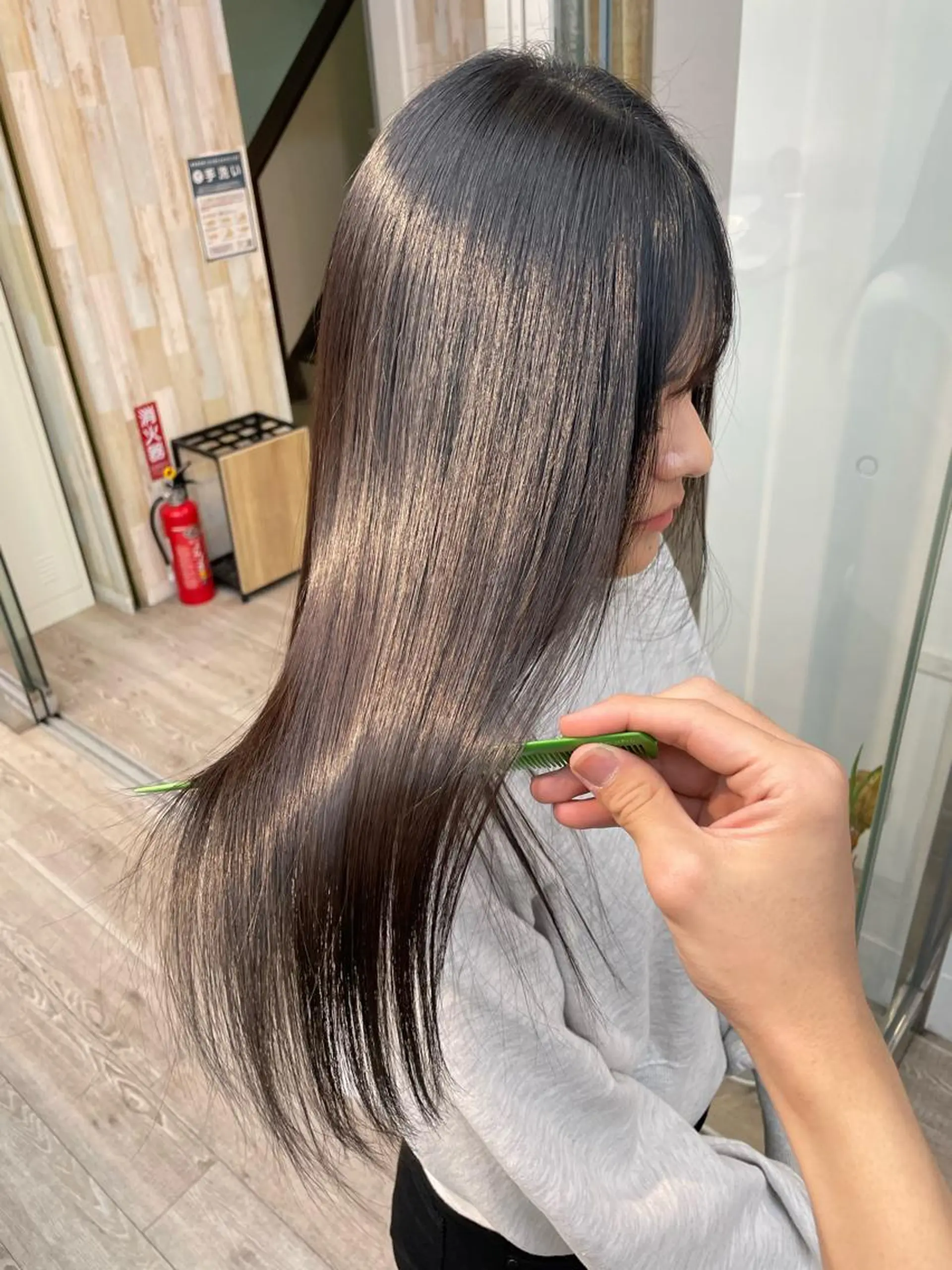 ロング KEIGO/ ベージュカラーのヘアスタイル