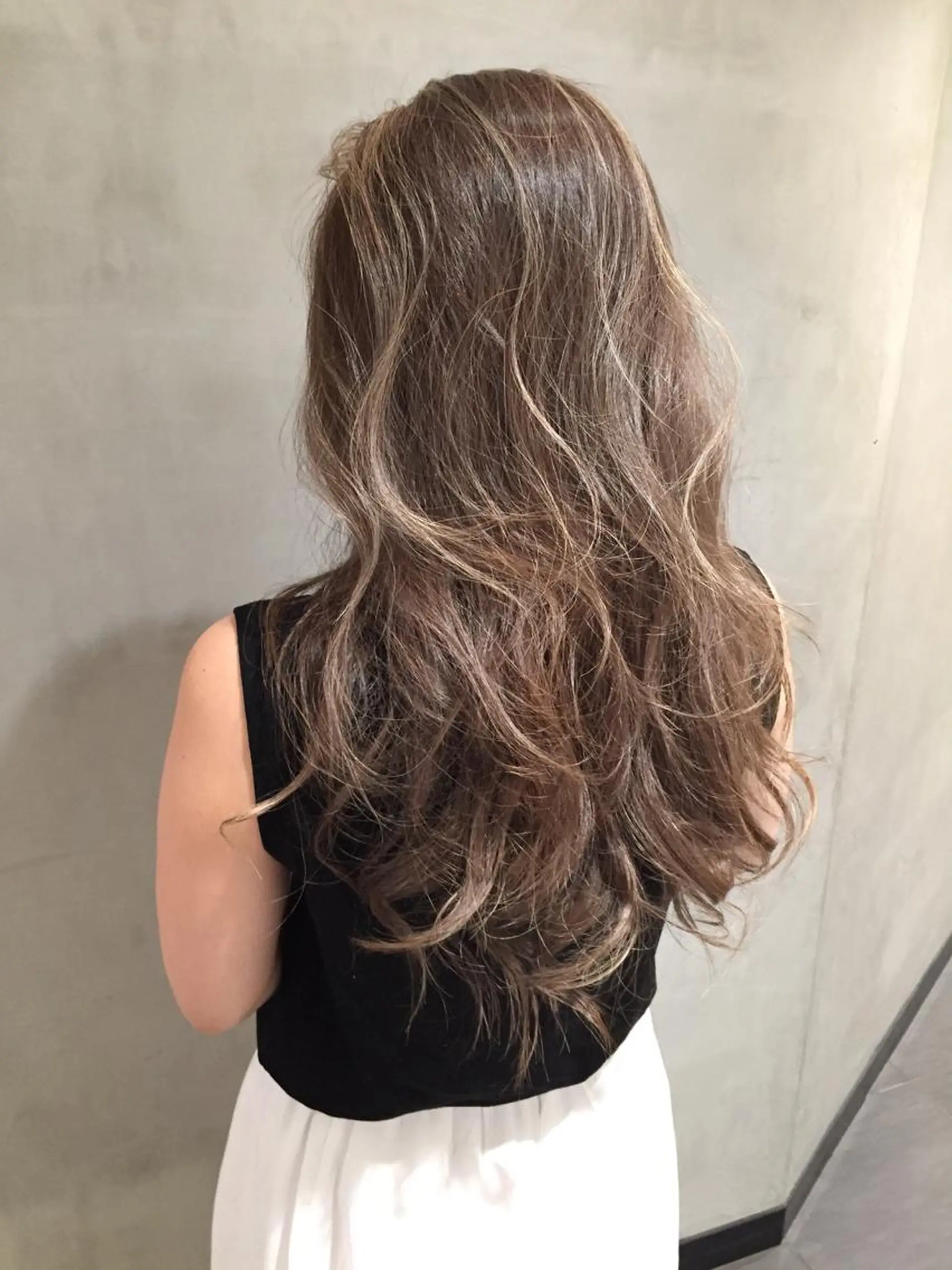 セミロング カラー アッシュ ハイライトカラー パープルカラー パープルアッシュ ハイライト カット パーマ トリートメント 大西 直人のヘアスタイル