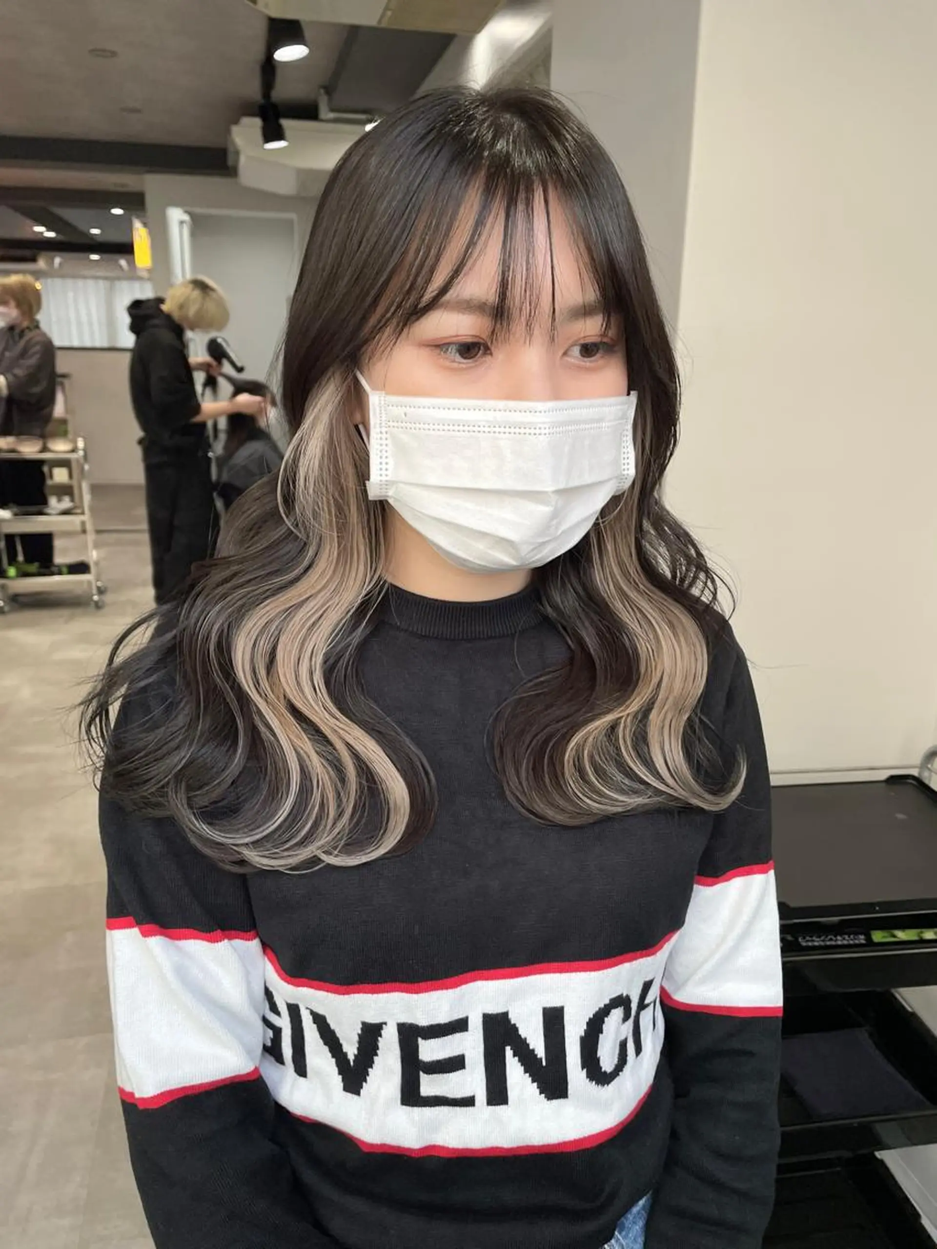 セミロング カラー ハイトーンイヤ リングカラー清水隆央のヘアスタイル