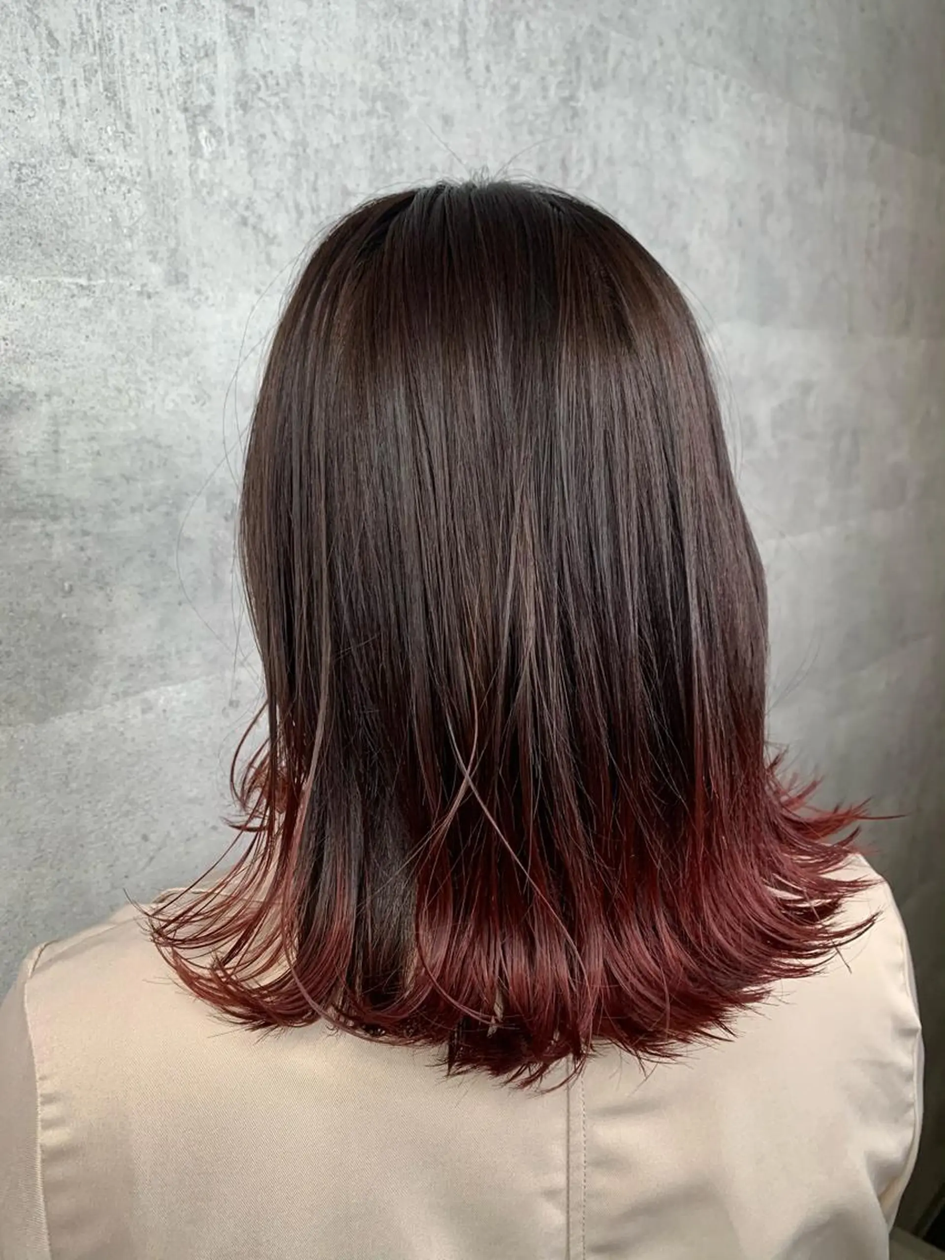 ミディアム カラー レッドカラー ボブ 外ハネヘア mimiiy梅田 中崎町ハイトーンのヘアスタイル