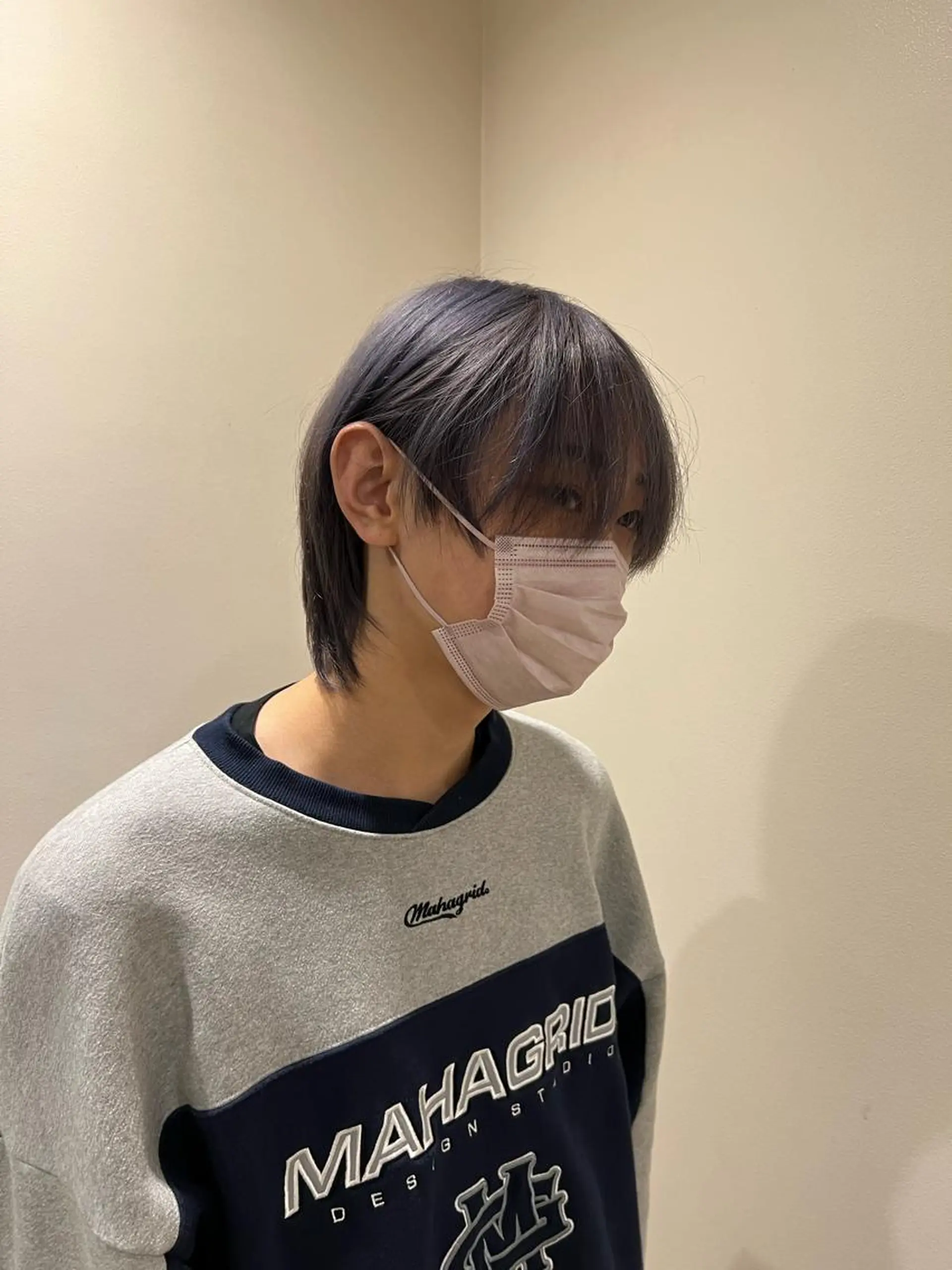 カラー メンズ シルバー オカベ ショウマのヘアスタイル