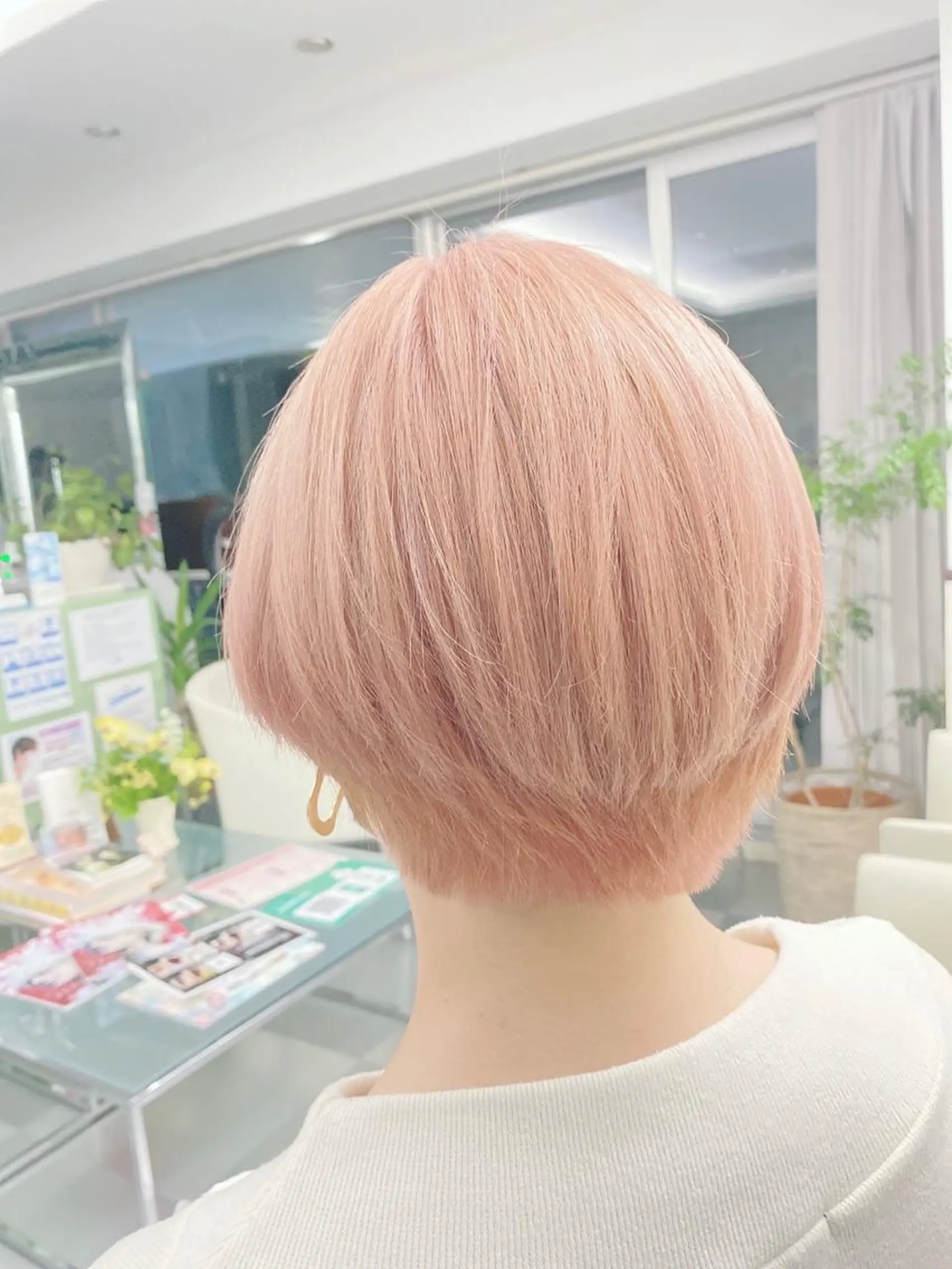 ショート カラー ブリーチ ピンクカラー トリートメント コテ巻き風パーマ 藤澤　知彌のヘアスタイル